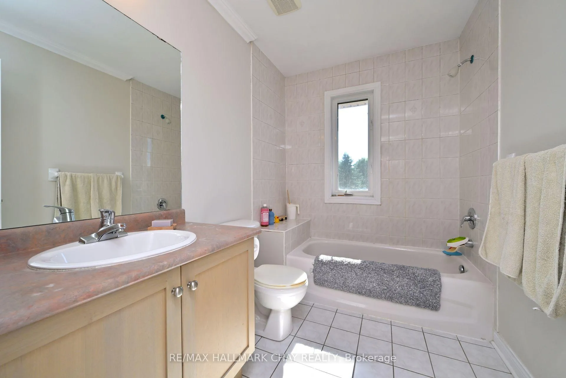 Photo 19 of 16 Brian Crescent, Adjala-Tosorontio, Everett — HOMEH