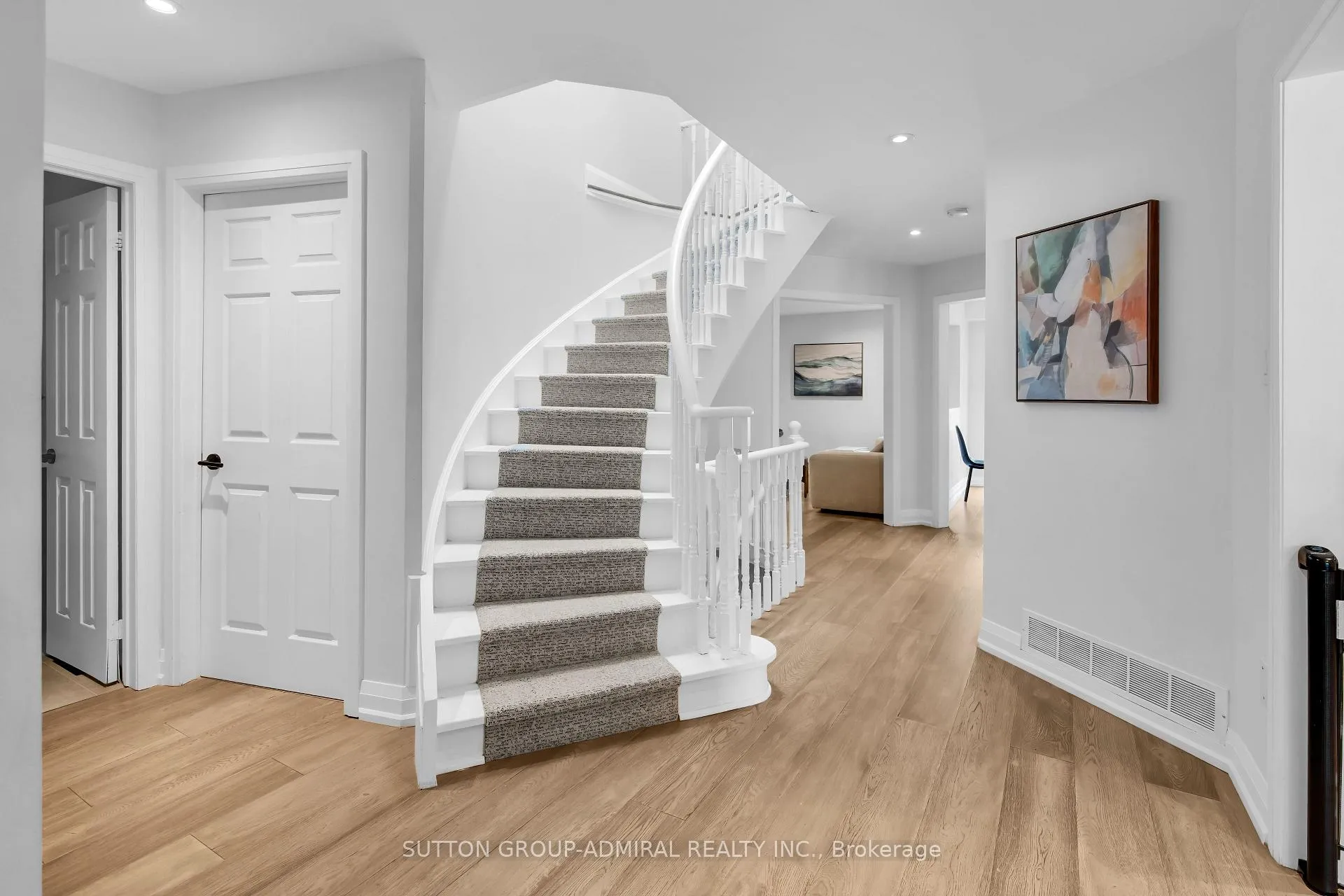 Photo 2 of 253 Charlton Avenue, Vaughan, Brownridge — HOMEH