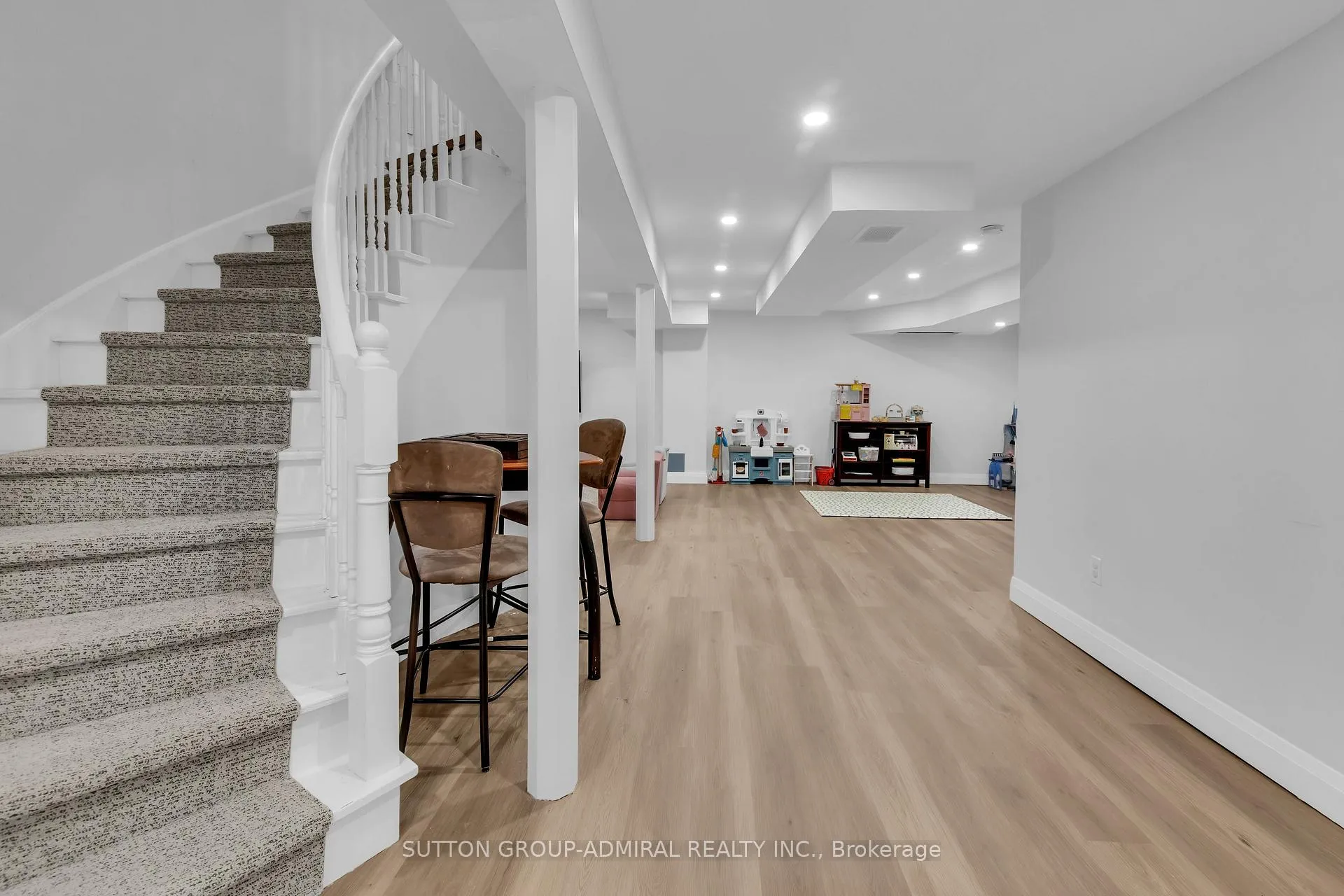 Photo 3 of 253 Charlton Avenue, Vaughan, Brownridge — HOMEH