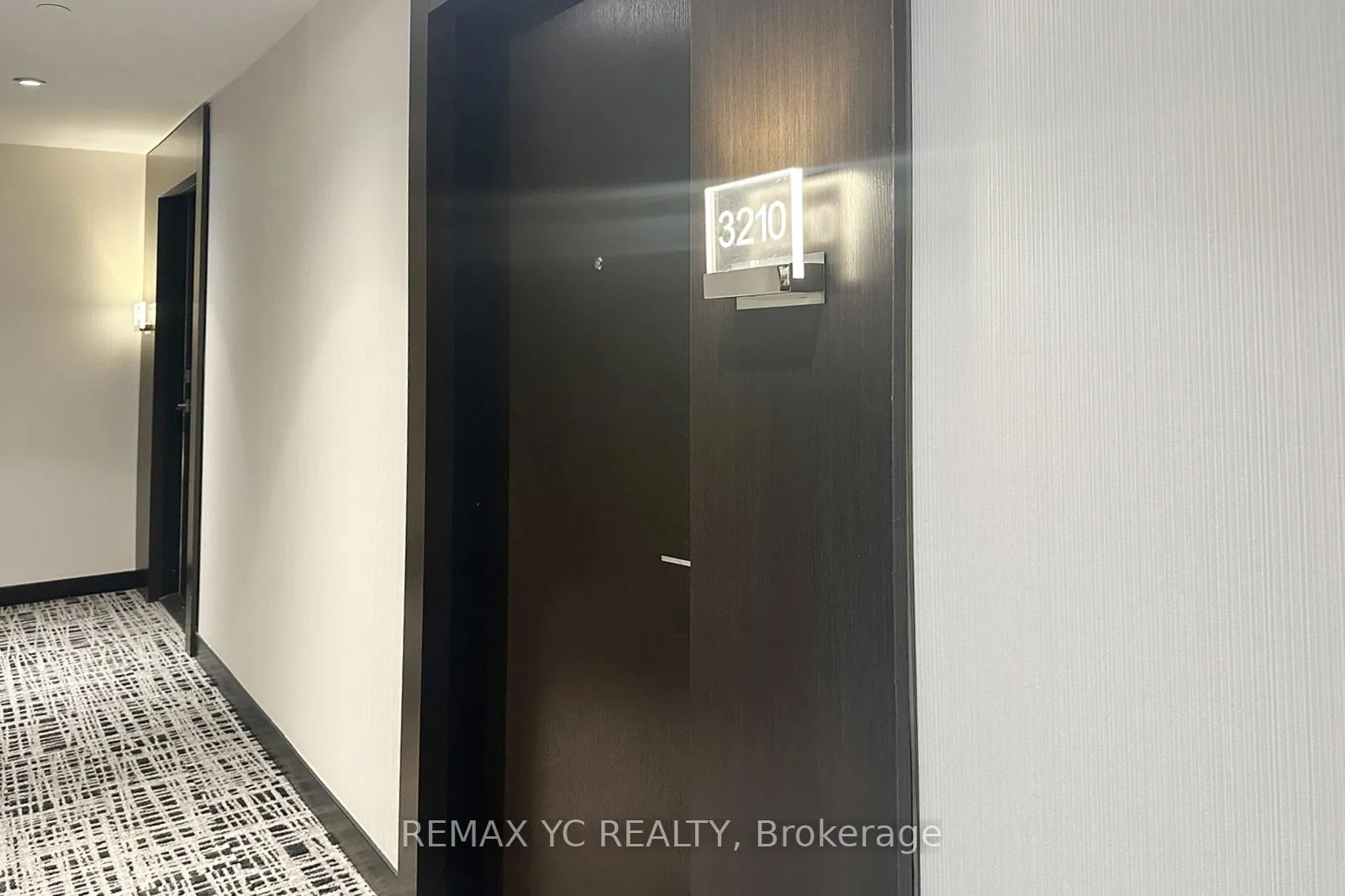 Photo 2 of Unit 3210, 2221 Yonge Street, Toronto, Mount Pleasant West — HOMEH