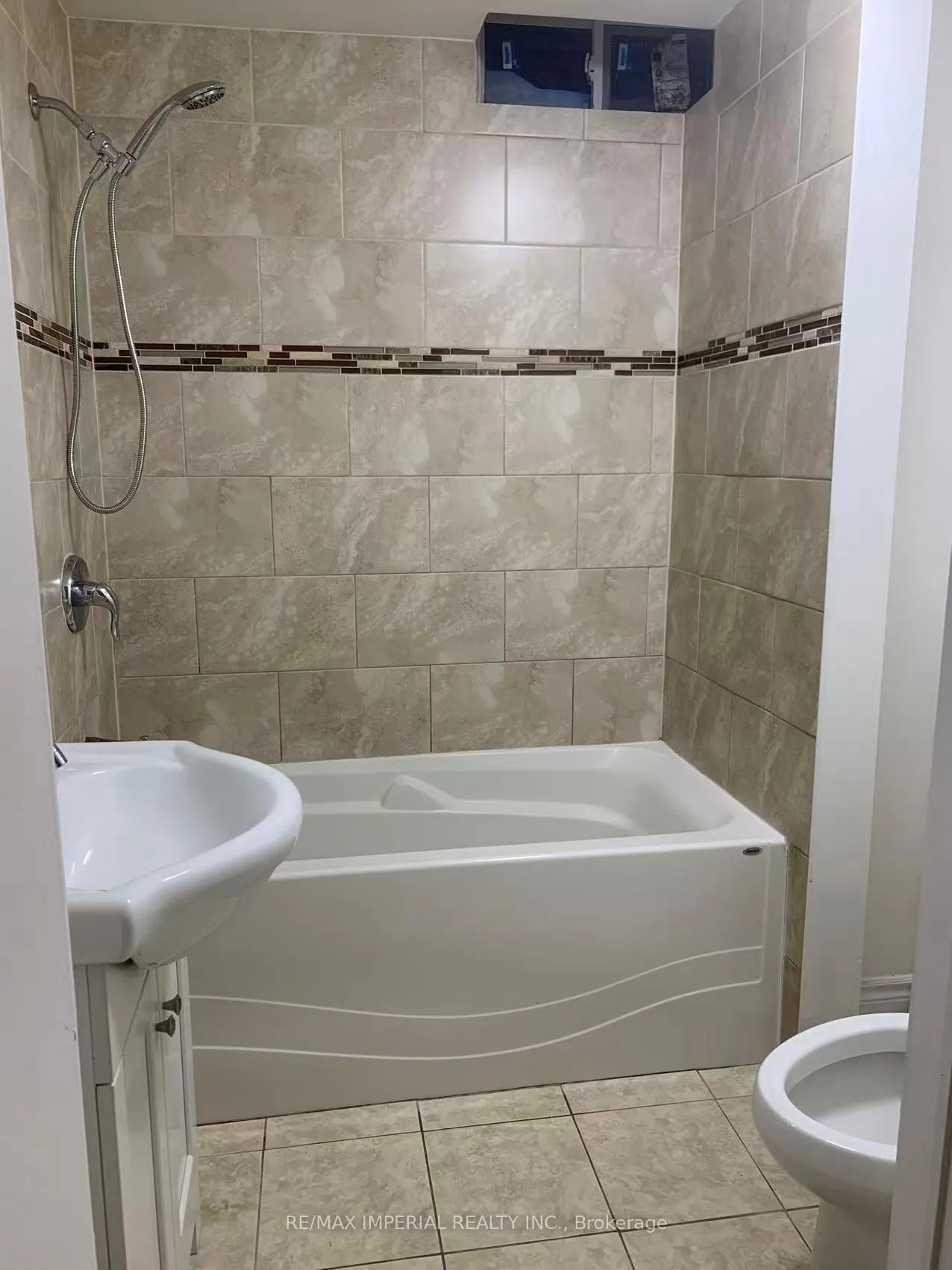 Photo 10 of Unit Lower, 657 Thamesford Terrace, Mississauga, Hurontario — HOMEH