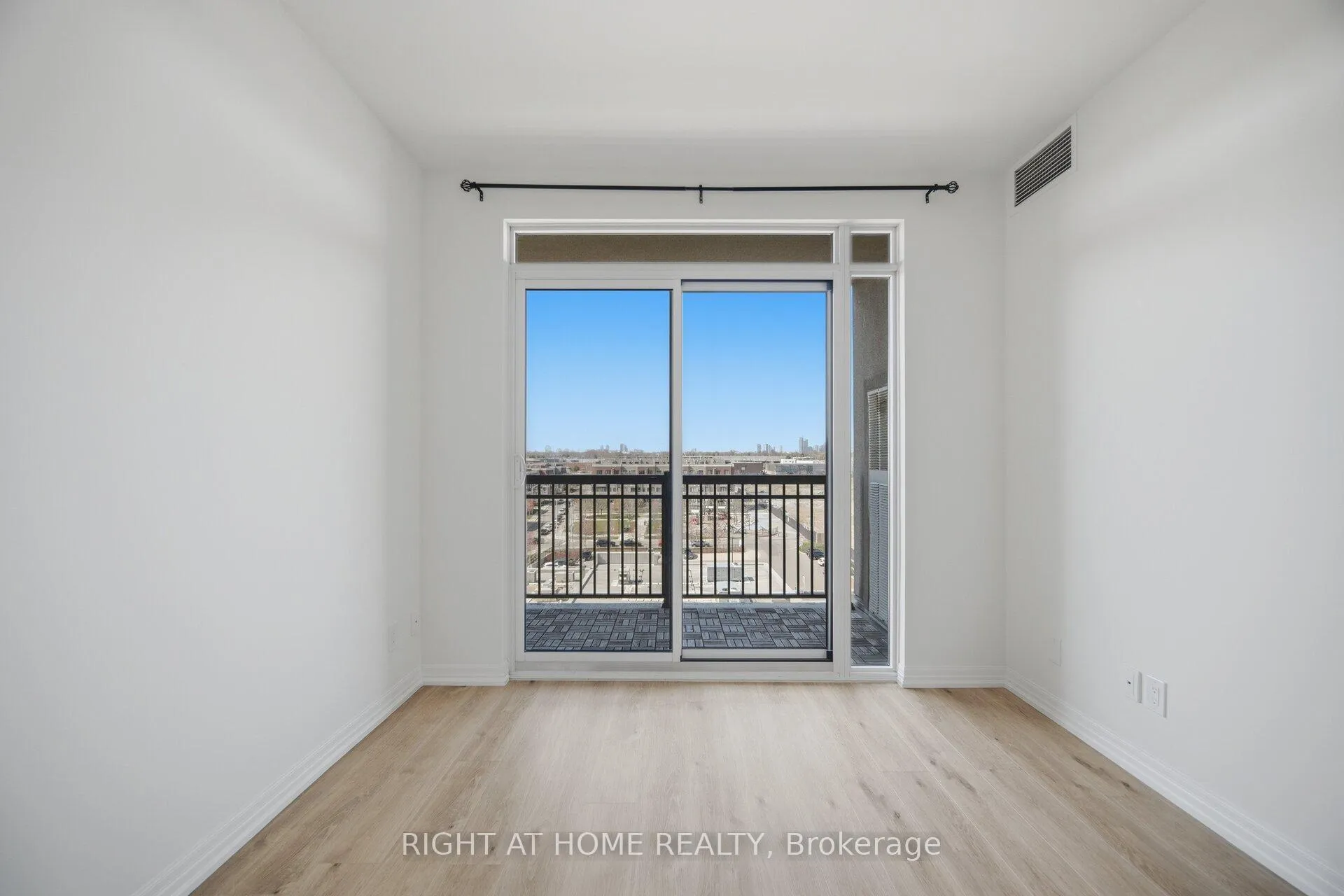 Photo 2 of Unit 703, 3563 Lake Shore Boulevard W, Etobicoke, Long Branch — HOMEH