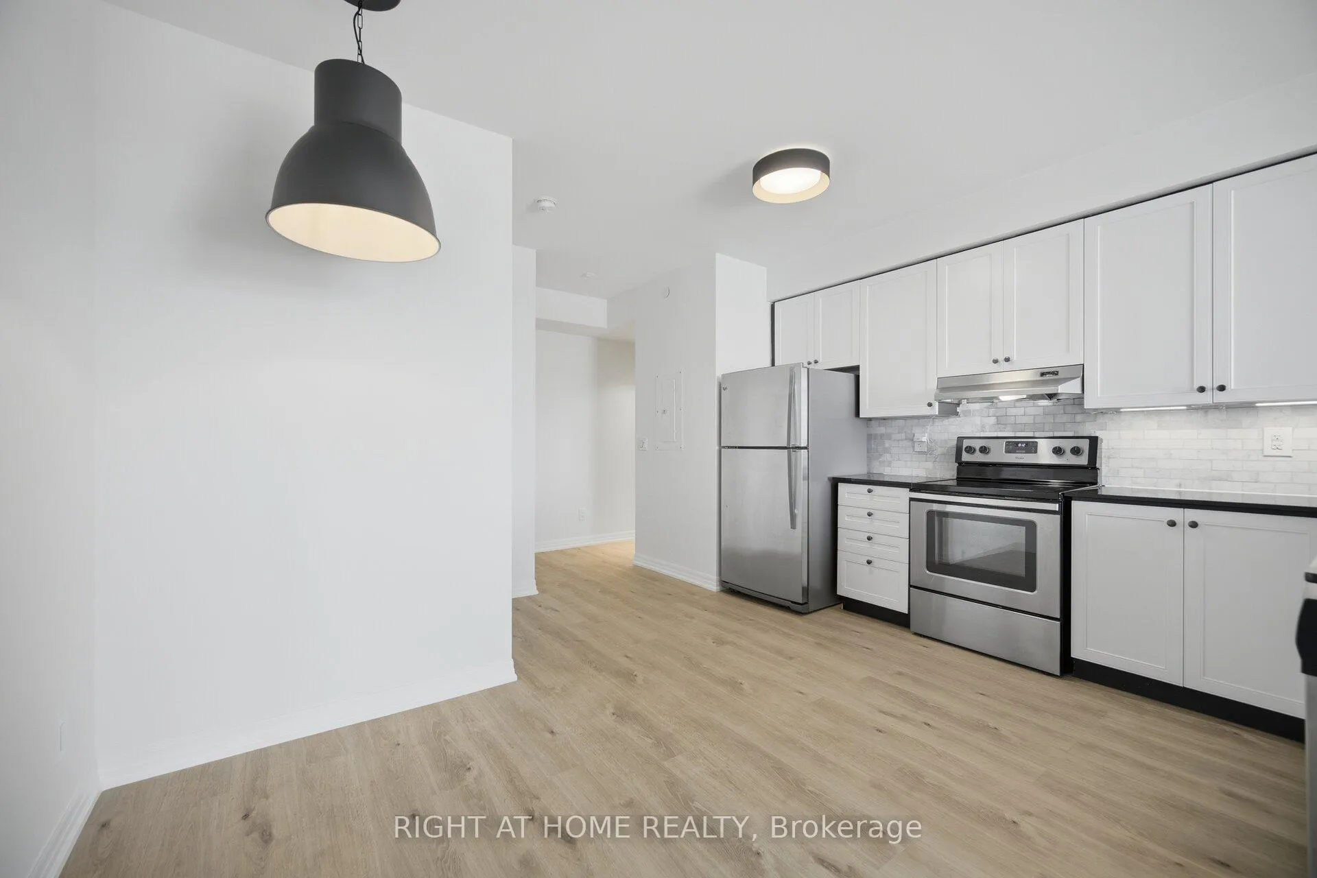 Photo 4 of Unit 703, 3563 Lake Shore Boulevard W, Etobicoke, Long Branch — HOMEH
