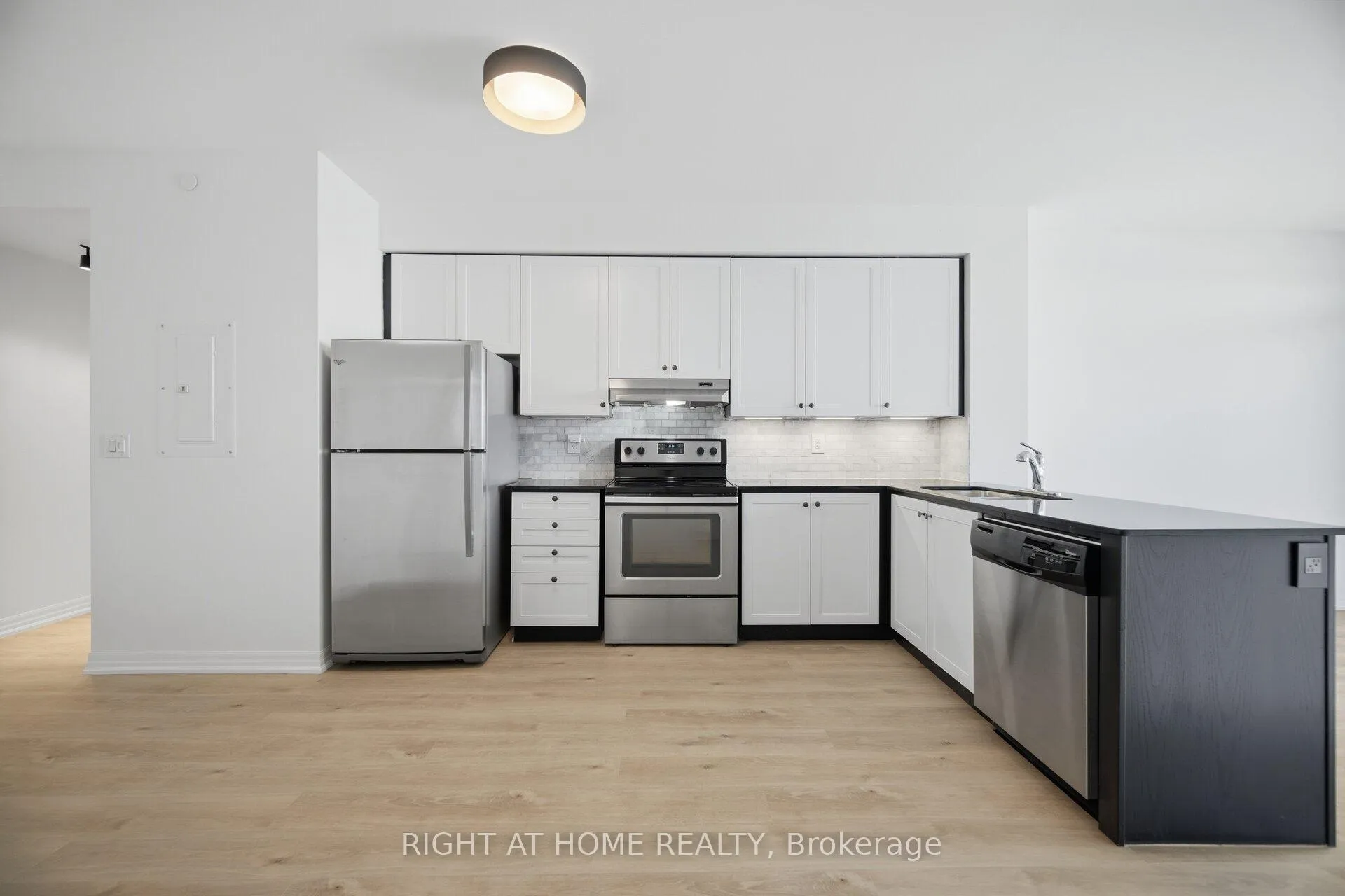 Photo 6 of Unit 703, 3563 Lake Shore Boulevard W, Etobicoke, Long Branch — HOMEH