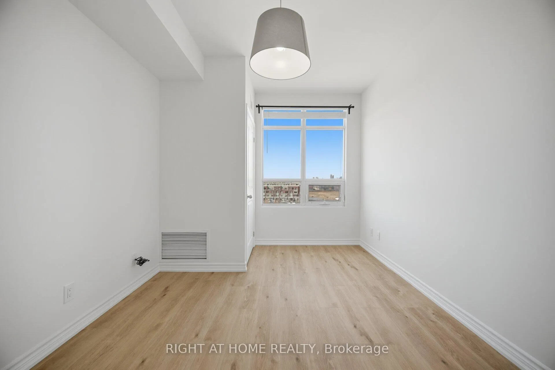 Photo 10 of Unit 703, 3563 Lake Shore Boulevard W, Etobicoke, Long Branch — HOMEH