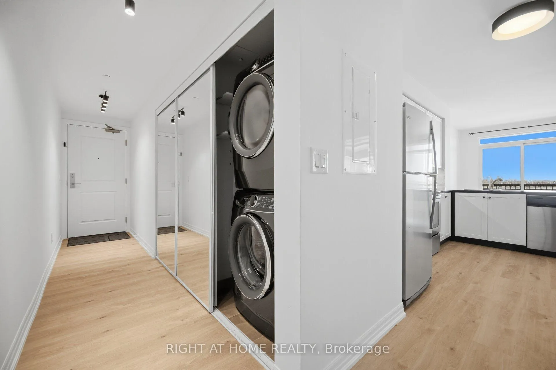Photo 14 of Unit 703, 3563 Lake Shore Boulevard W, Etobicoke, Long Branch — HOMEH