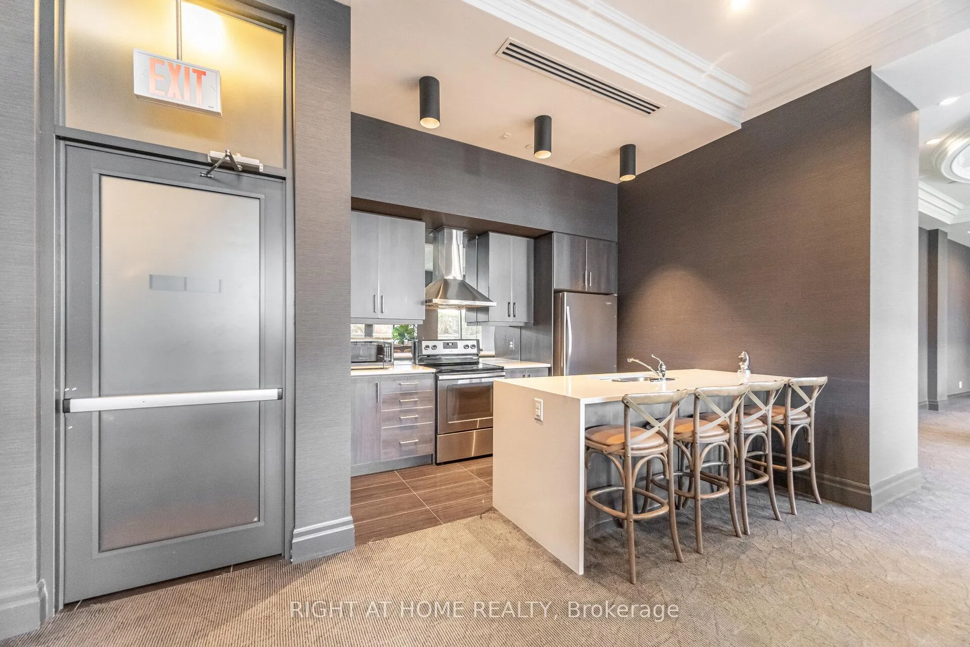 Photo 24 of Unit 703, 3563 Lake Shore Boulevard W, Etobicoke, Long Branch — HOMEH