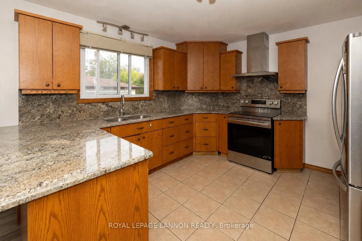 Photo 4 of 334 Lambton Cres, Thunder Bay, Northwood Park — HOMEH