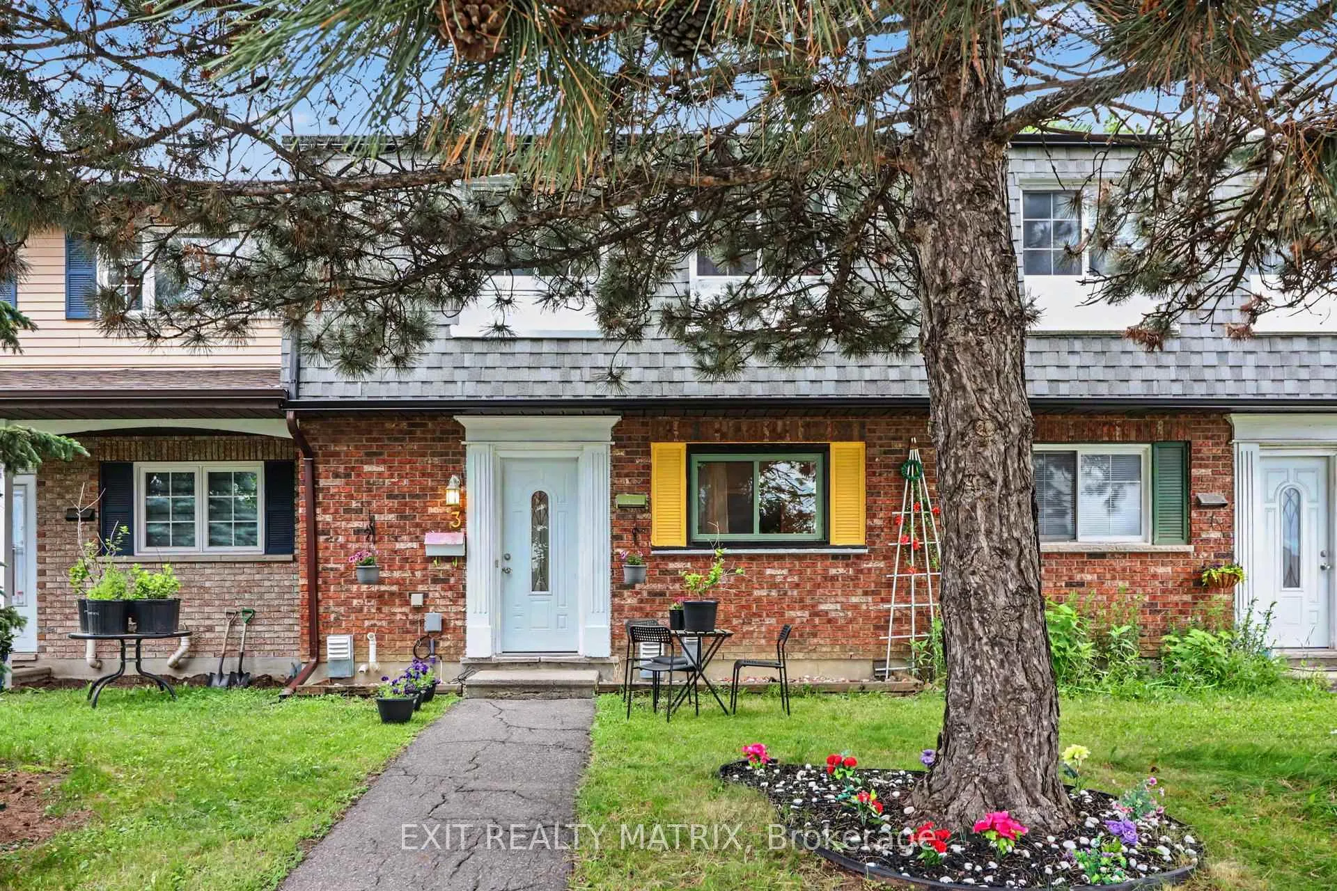 Front of Unit 3, 1661 Heron Road