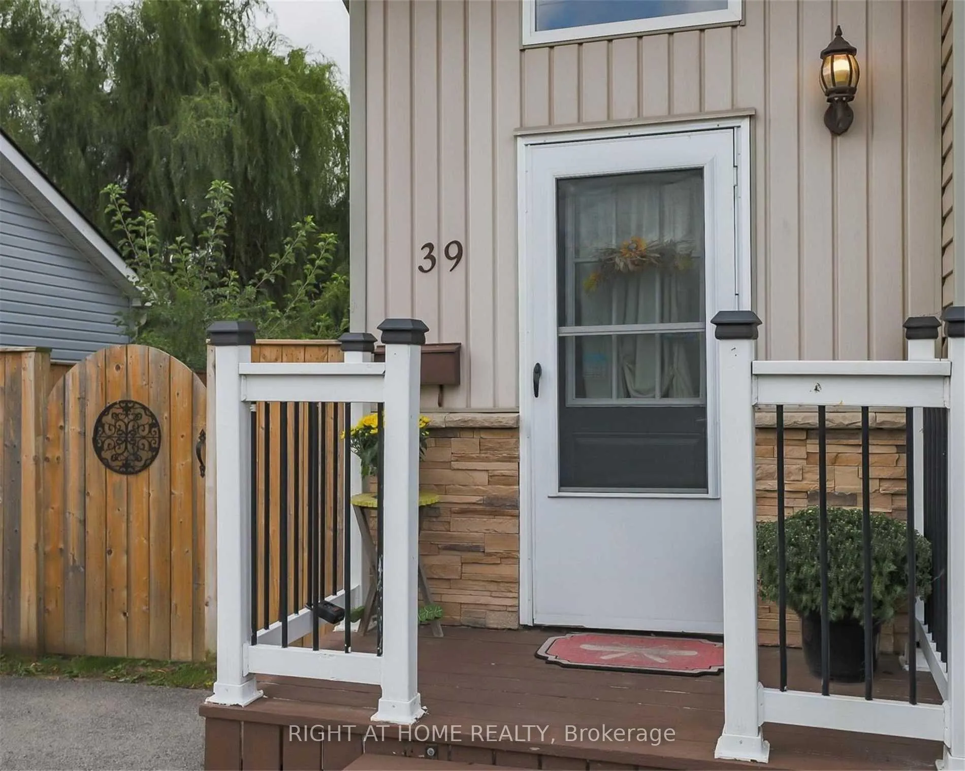 Photo 2 of 39 Cumming Street, St. Catharines, Western Hill — HOMEH