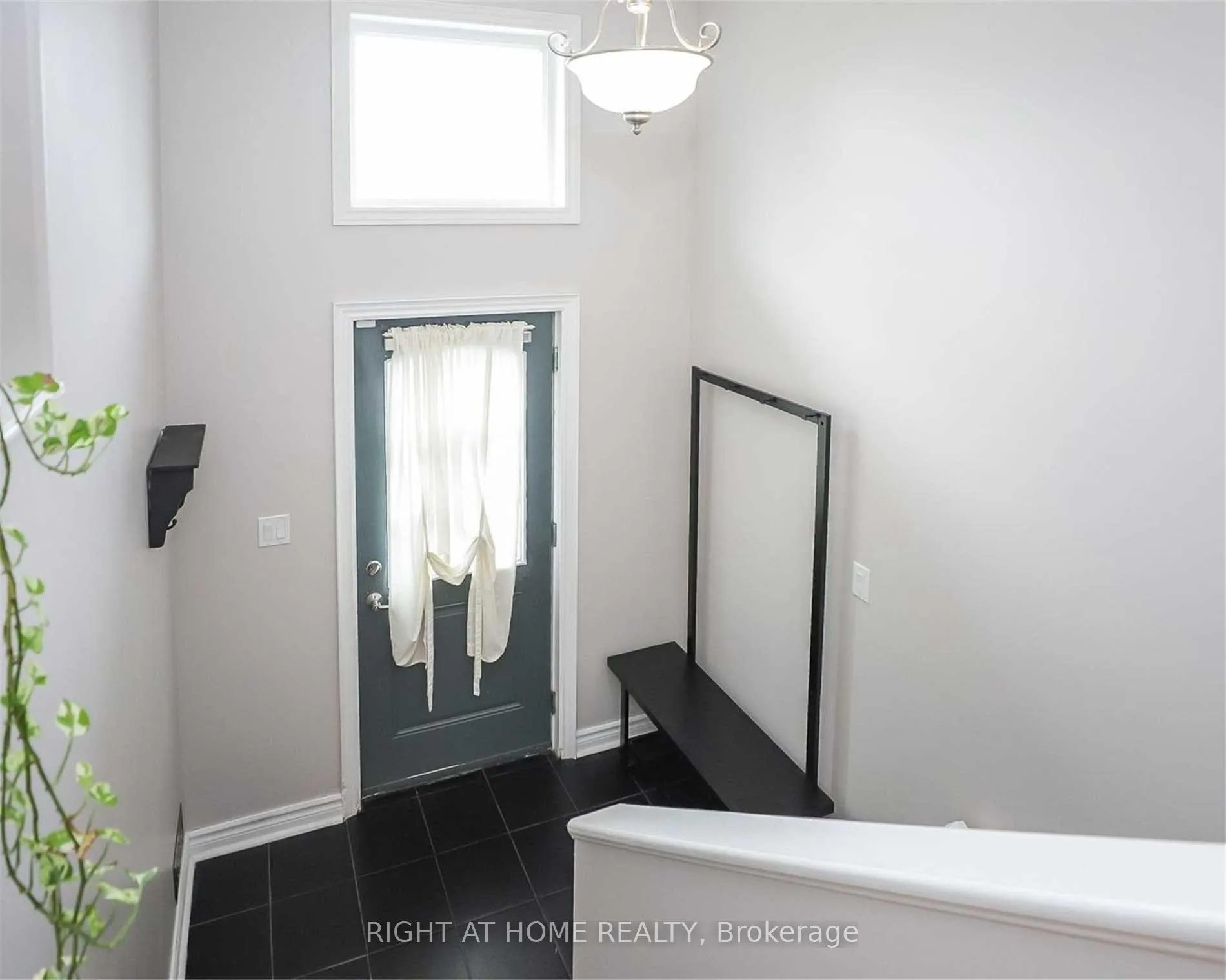 Photo 3 of 39 Cumming Street, St. Catharines, Western Hill — HOMEH
