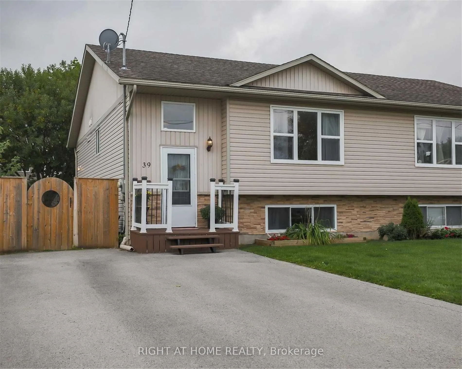 Photo 1 of 39 Cumming Street, St. Catharines, Western Hill — HOMEH