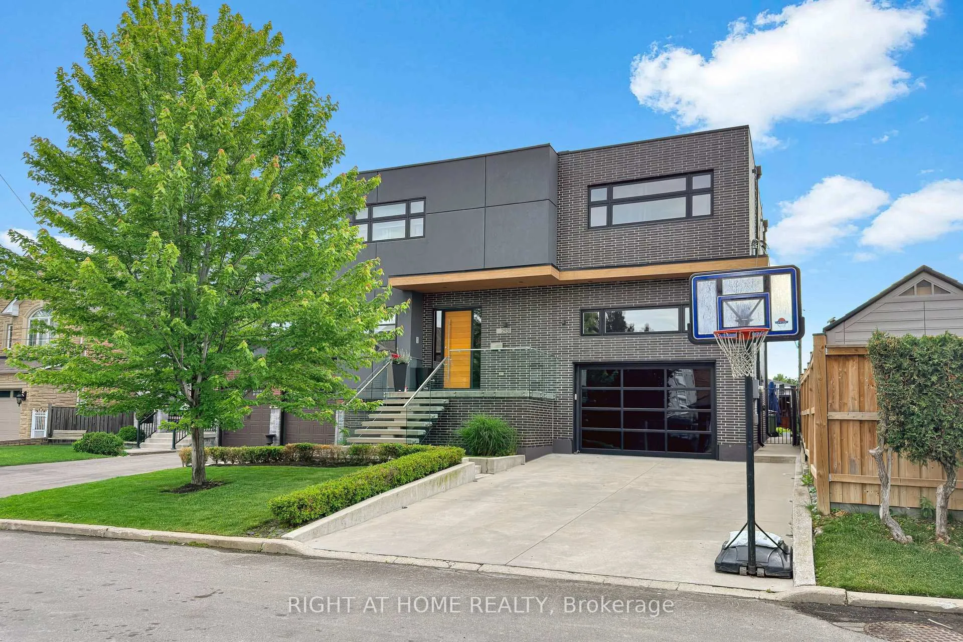Photo 2 of 2931 Lansdowne Avenue, North York, Yorkdale-Glen Park — HOMEH