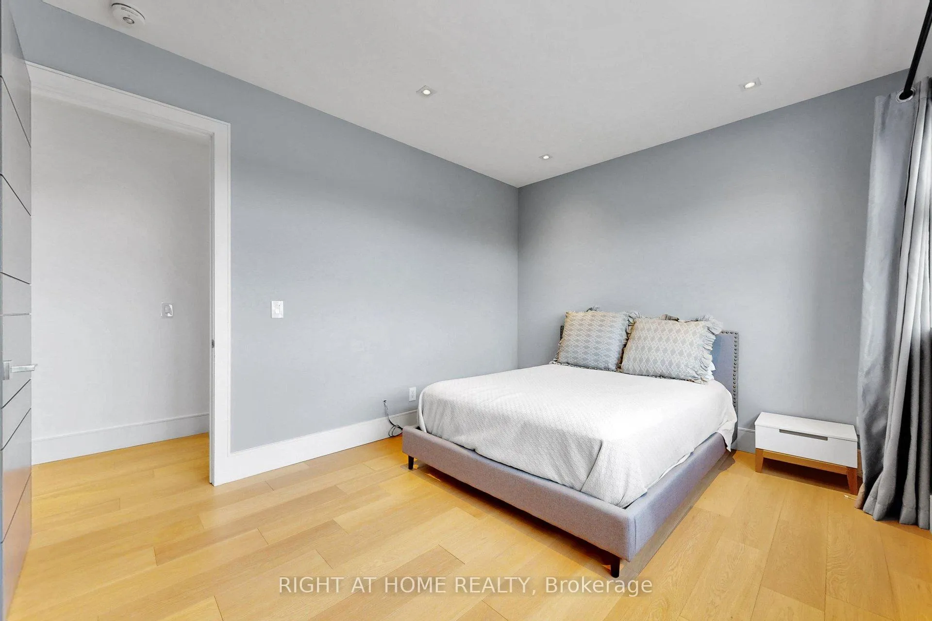 Photo 36 of 2931 Lansdowne Avenue, North York, Yorkdale-Glen Park — HOMEH