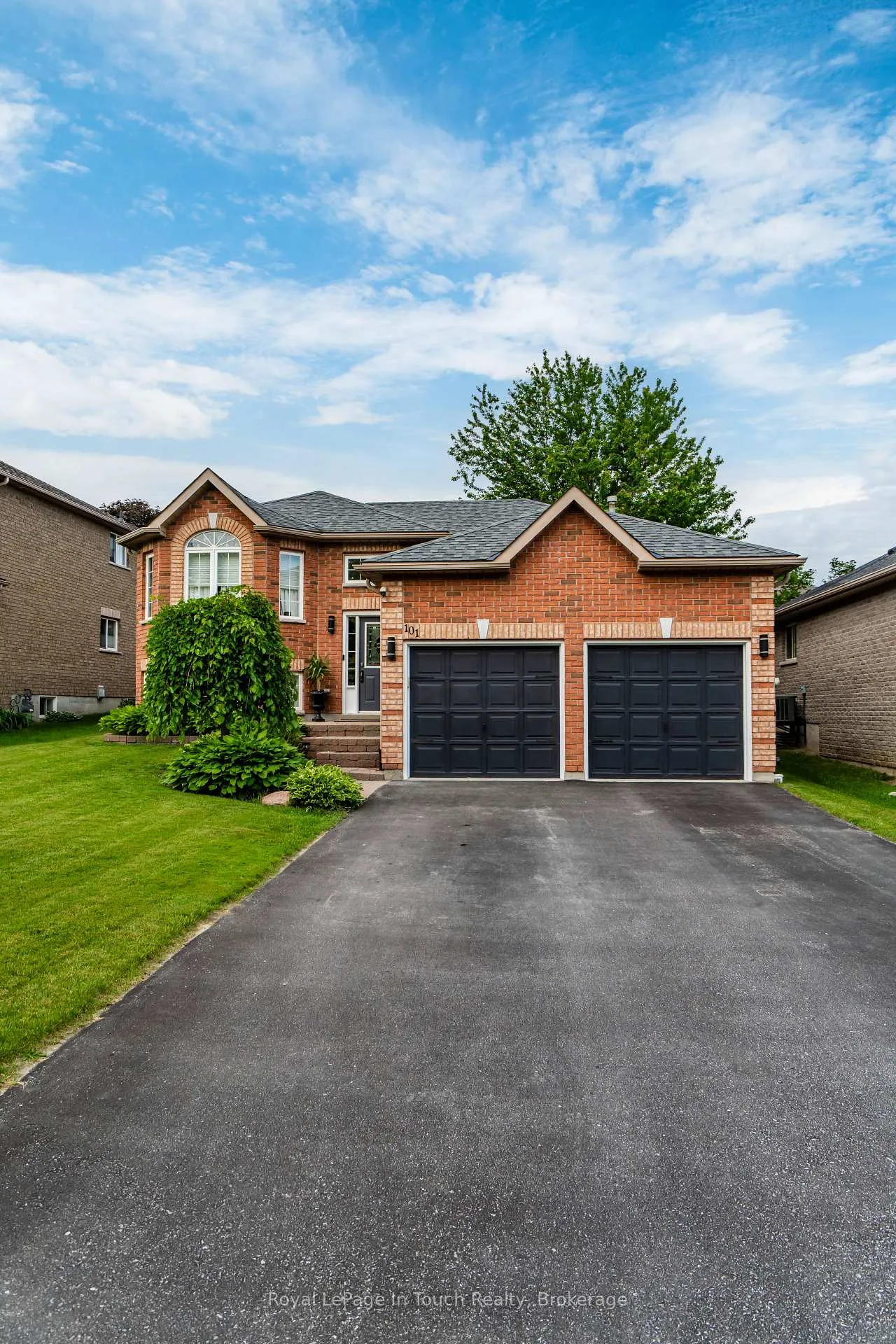 Photo 1 of 101 Crompton Drive, Barrie, Little Lake — HOMEH