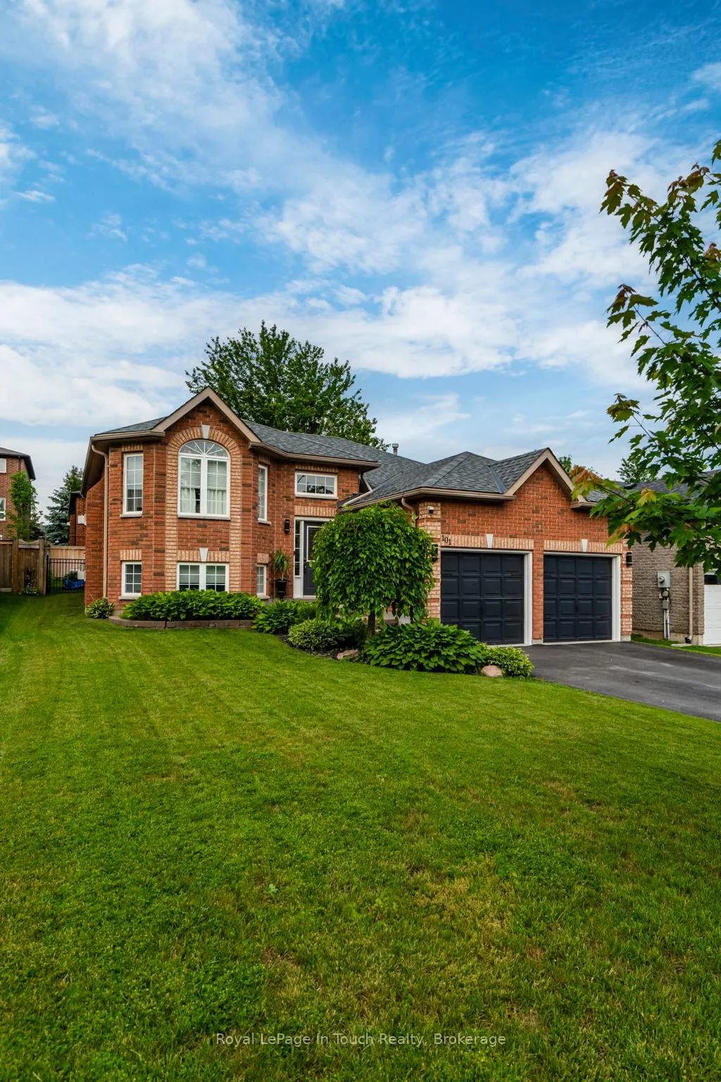 Photo 2 of 101 Crompton Drive, Barrie, Little Lake — HOMEH