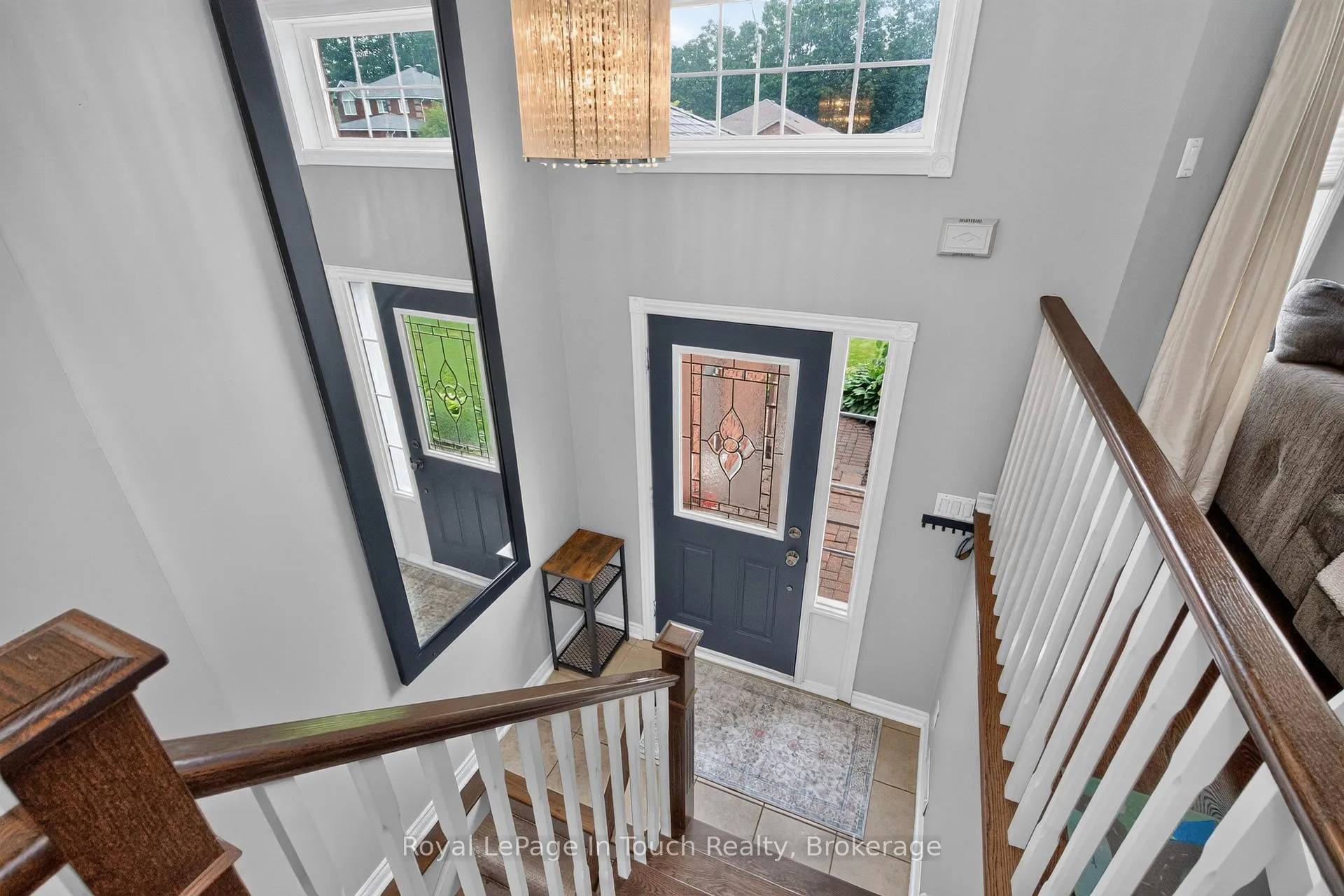 Photo 3 of 101 Crompton Drive, Barrie, Little Lake — HOMEH