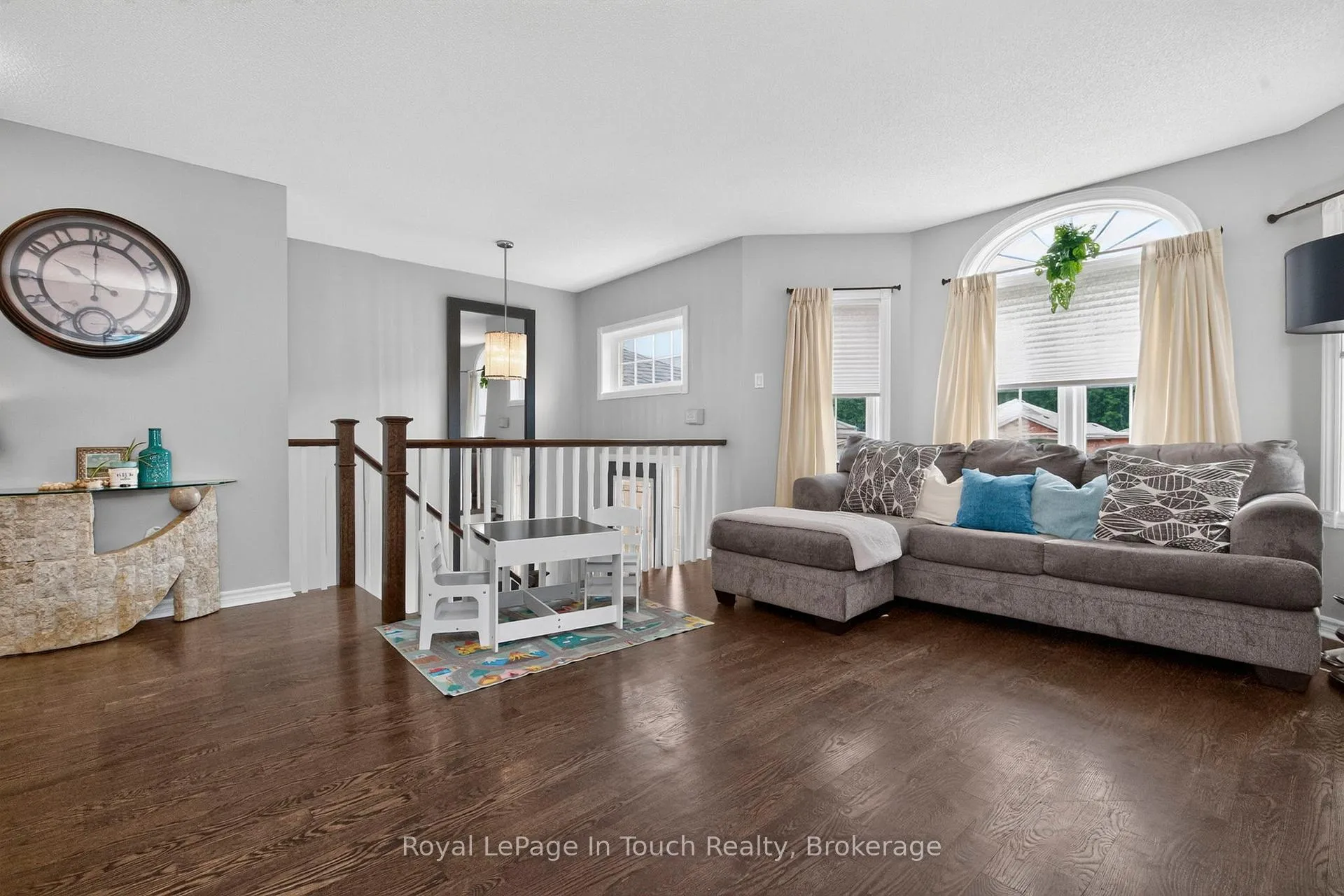 Photo 4 of 101 Crompton Drive, Barrie, Little Lake — HOMEH