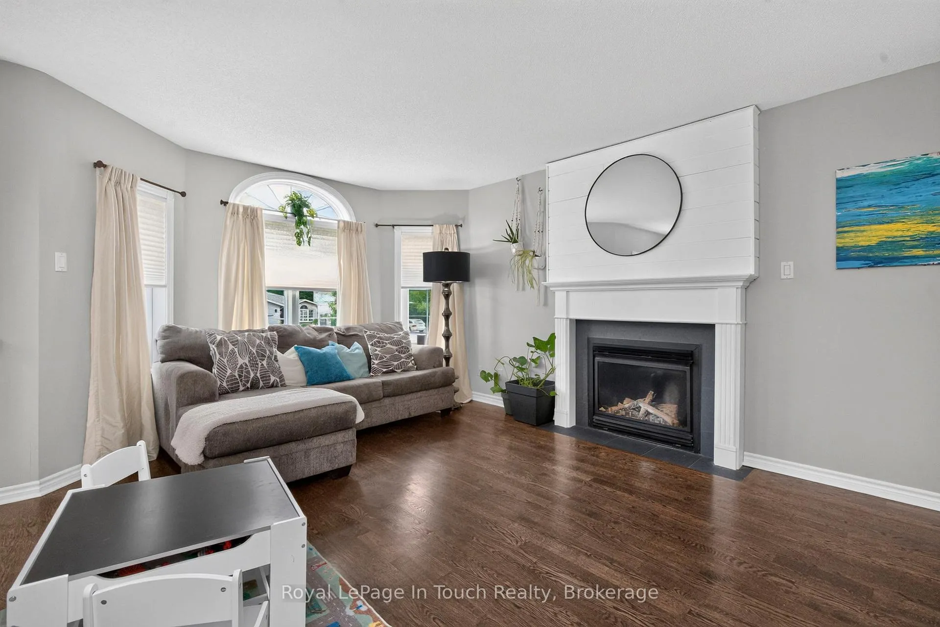 Photo 5 of 101 Crompton Drive, Barrie, Little Lake — HOMEH