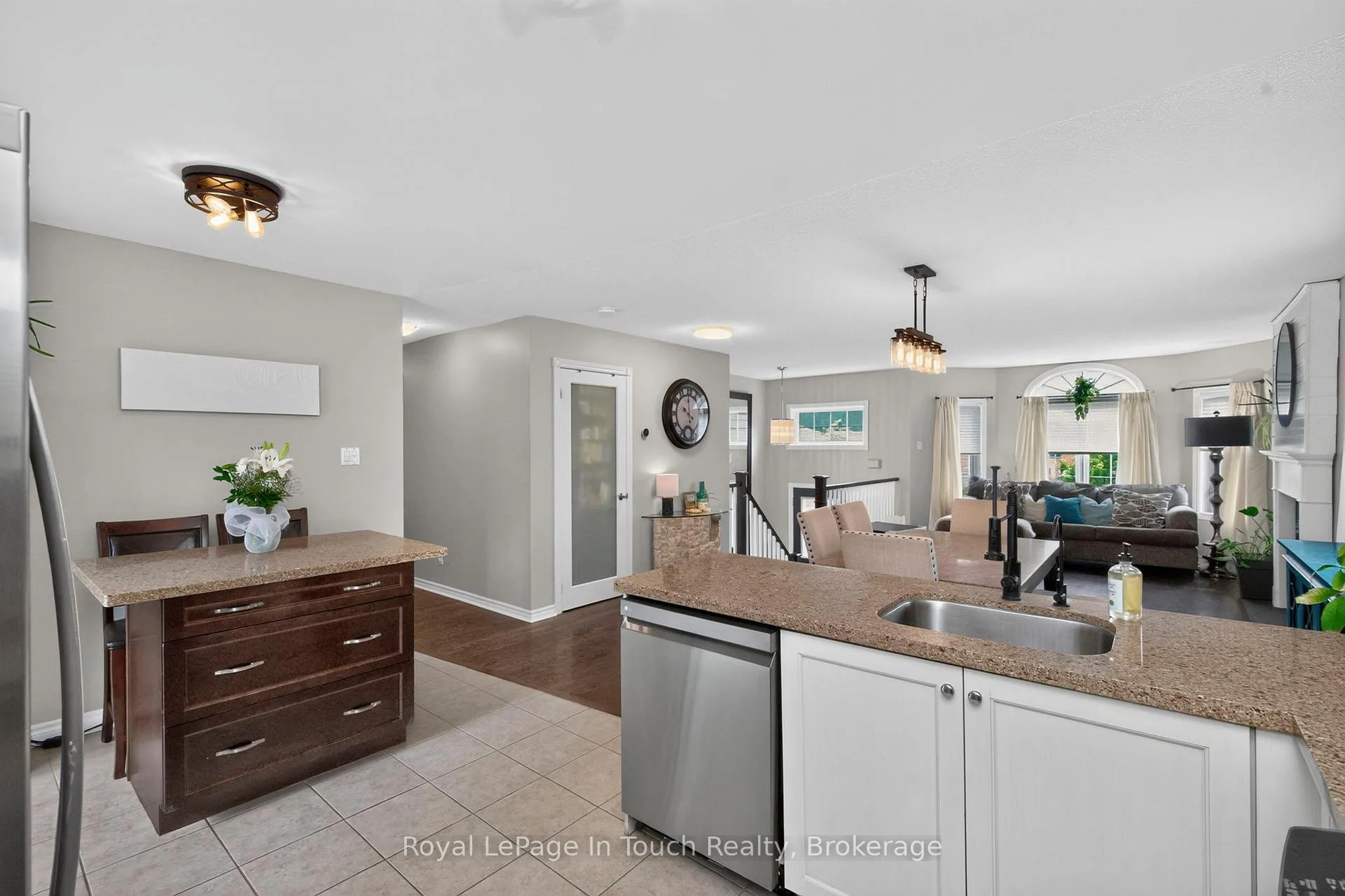 Photo 9 of 101 Crompton Drive, Barrie, Little Lake — HOMEH