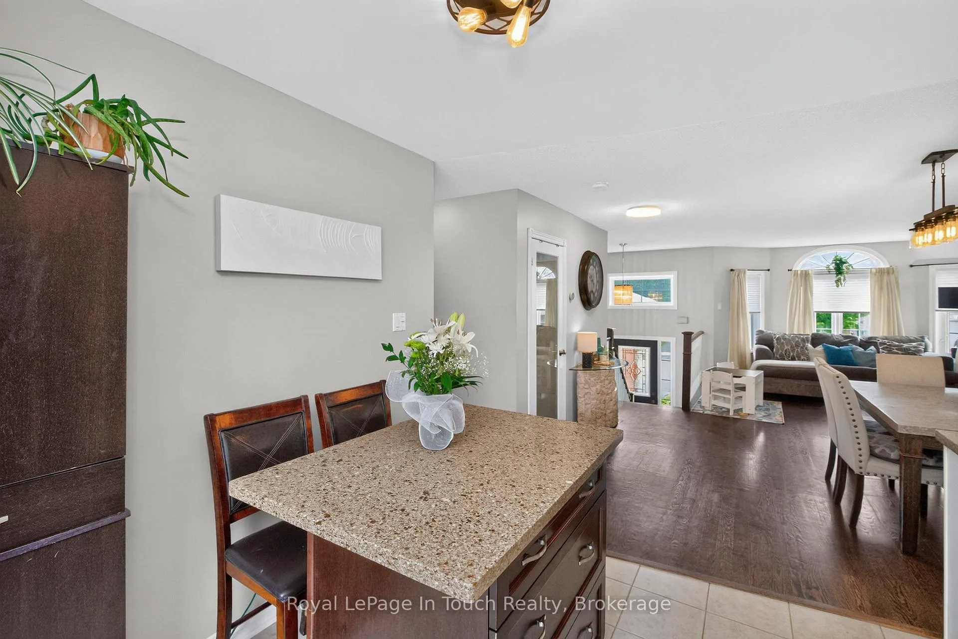 Photo 10 of 101 Crompton Drive, Barrie, Little Lake — HOMEH
