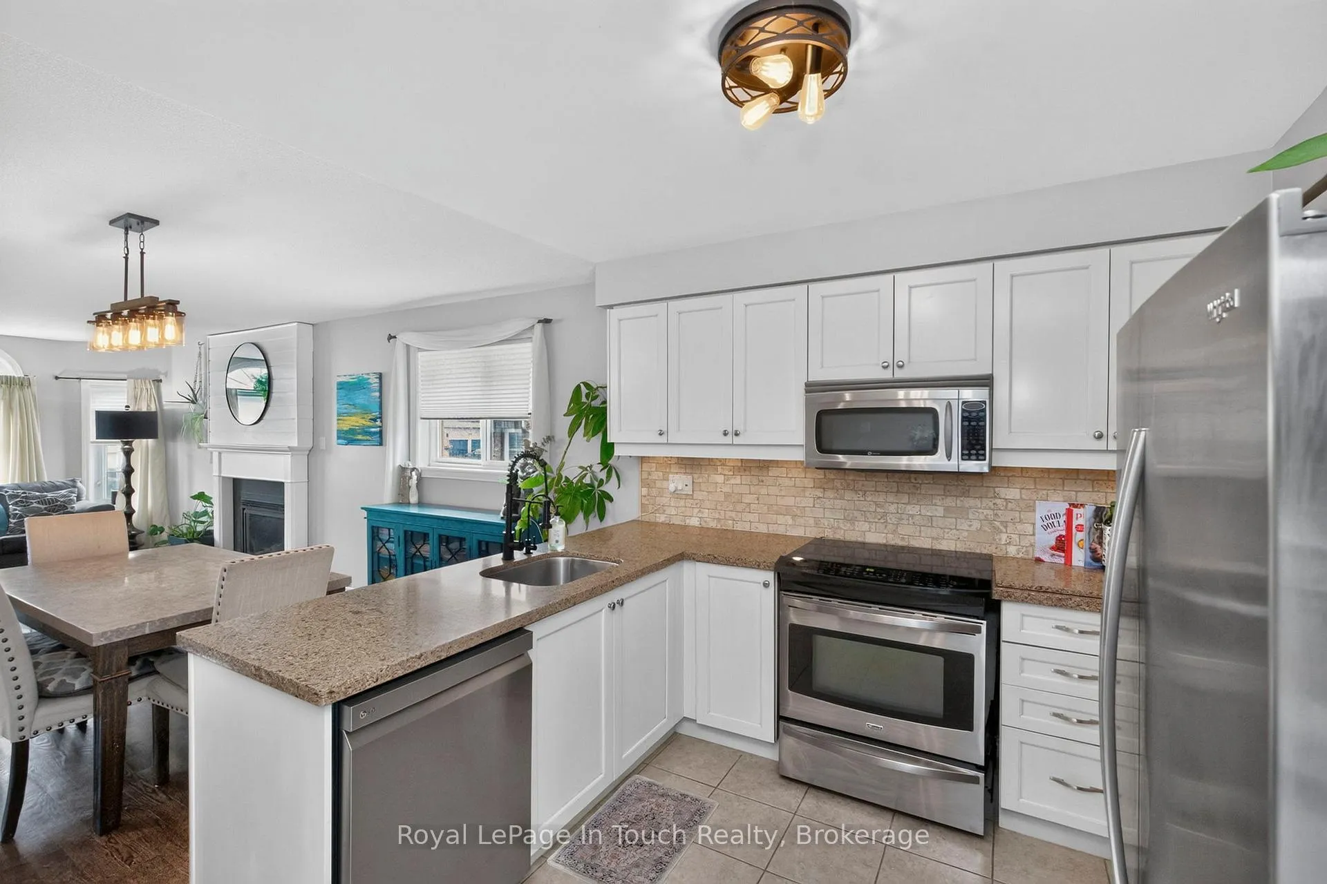 Photo 11 of 101 Crompton Drive, Barrie, Little Lake — HOMEH