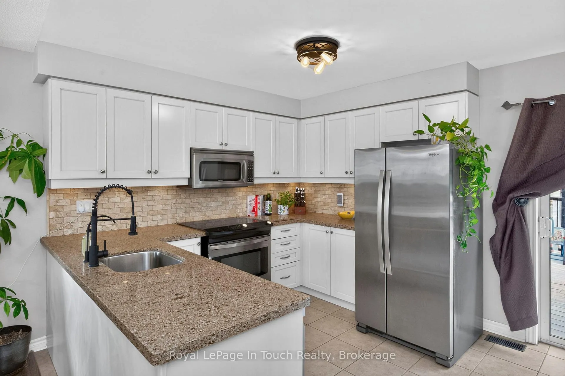 Photo 12 of 101 Crompton Drive, Barrie, Little Lake — HOMEH