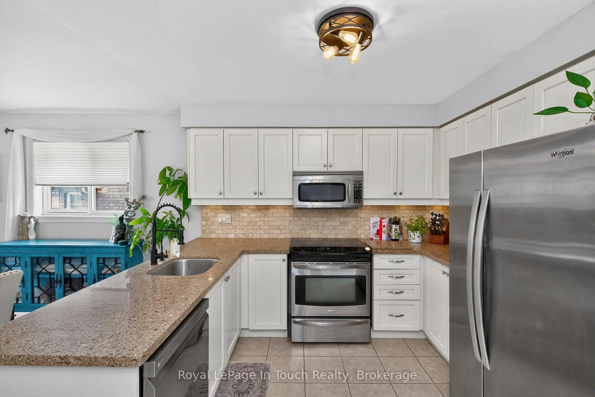 Photo 13 of 101 Crompton Drive, Barrie, Little Lake — HOMEH