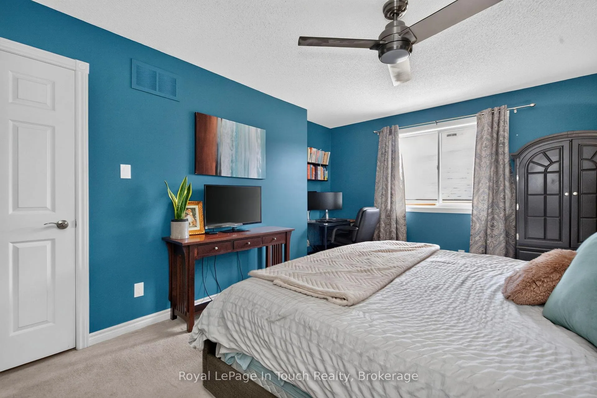 Photo 17 of 101 Crompton Drive, Barrie, Little Lake — HOMEH