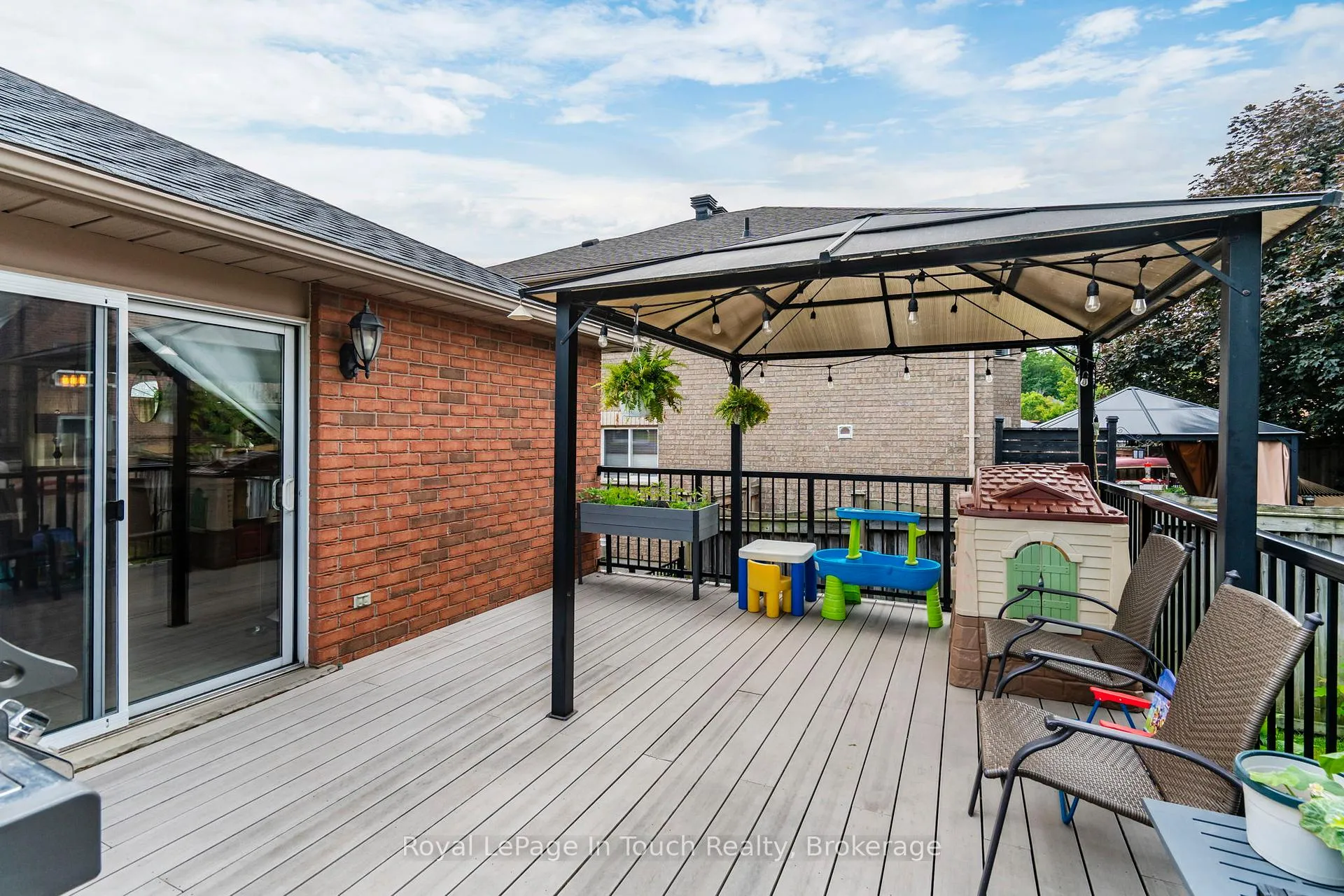 Photo 22 of 101 Crompton Drive, Barrie, Little Lake — HOMEH
