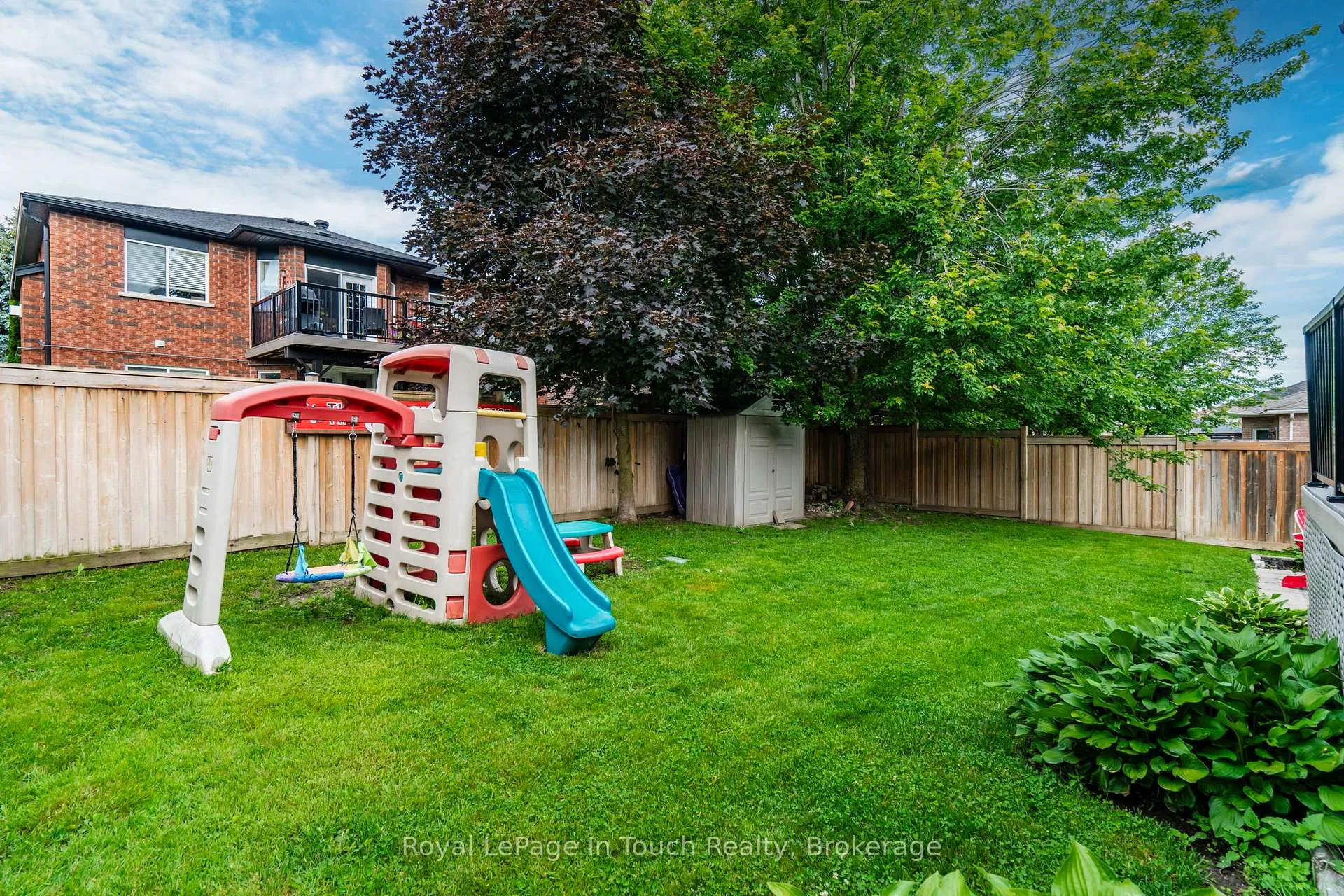 Photo 27 of 101 Crompton Drive, Barrie, Little Lake — HOMEH