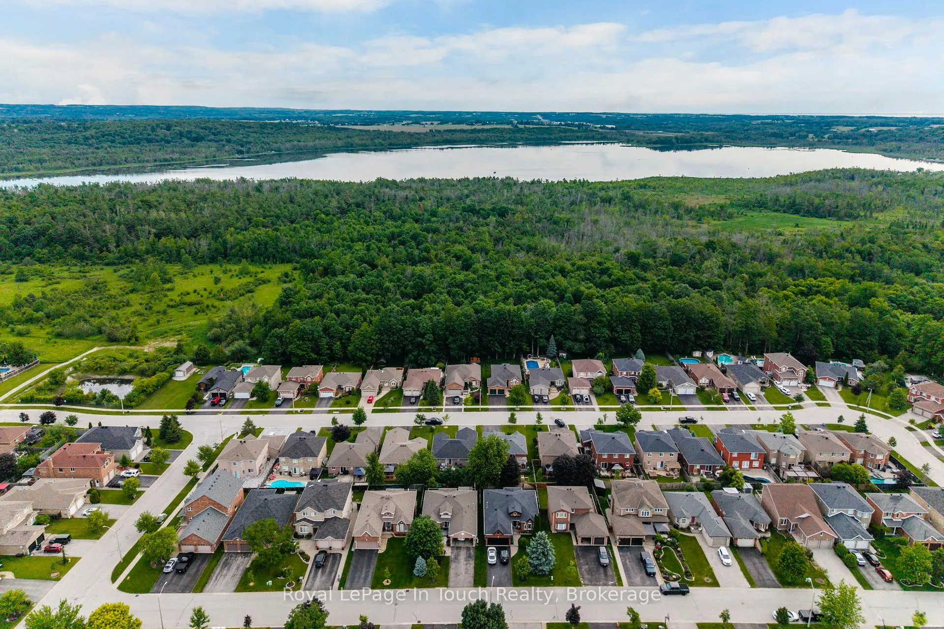 Photo 40 of 101 Crompton Drive, Barrie, Little Lake — HOMEH