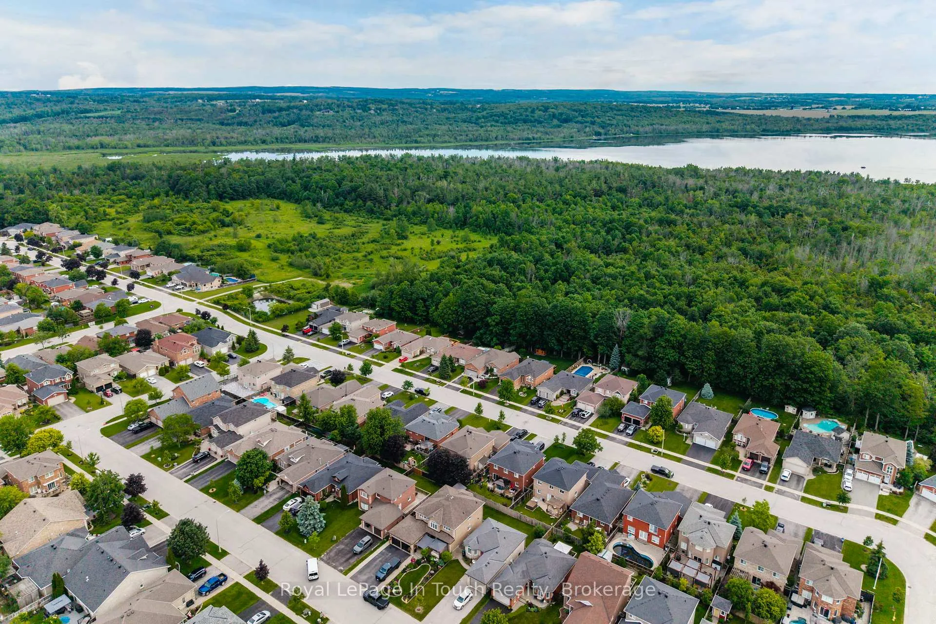Photo 41 of 101 Crompton Drive, Barrie, Little Lake — HOMEH