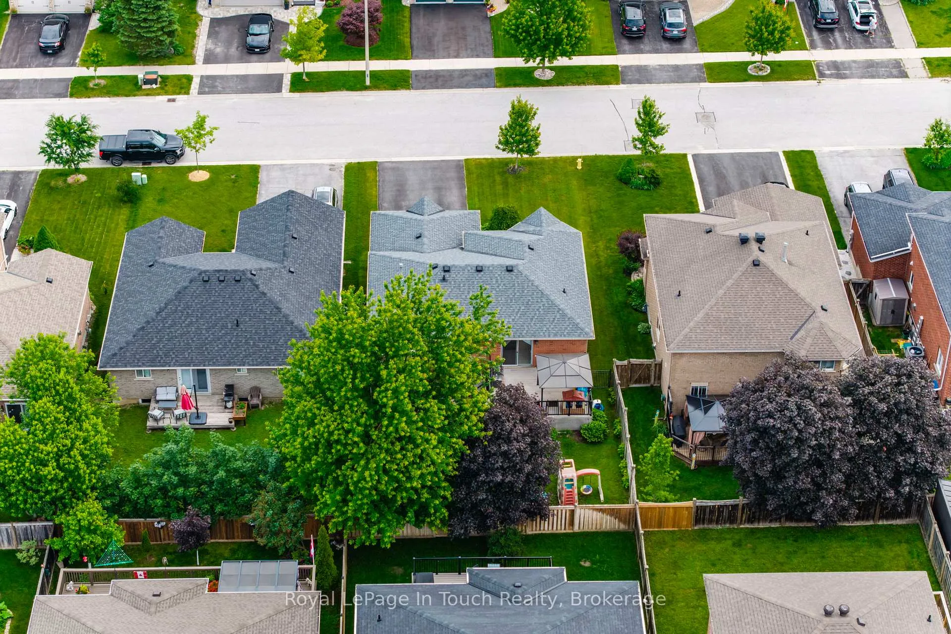Photo 42 of 101 Crompton Drive, Barrie, Little Lake — HOMEH
