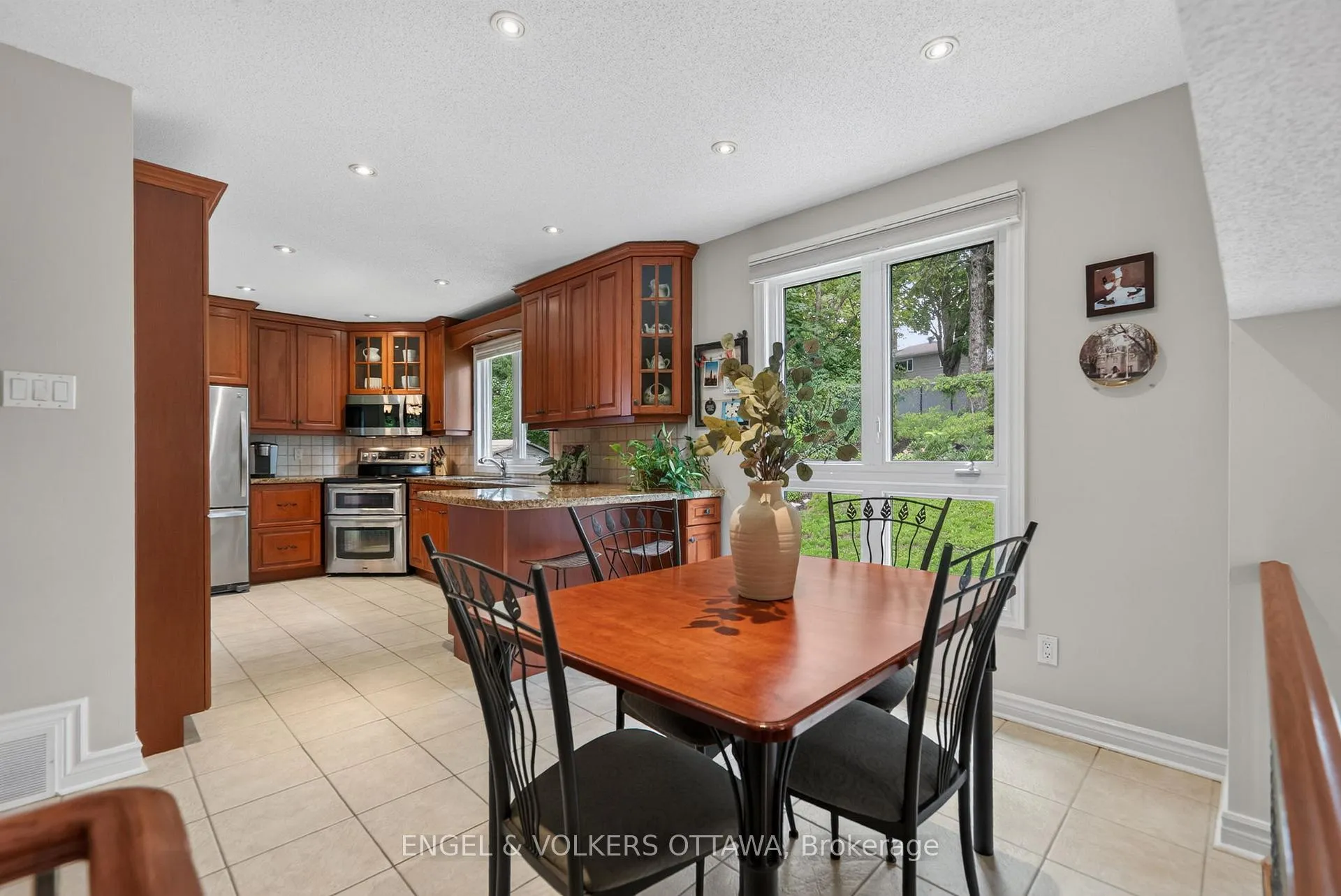 Photo 14 of 19 Woodhill Crescent, Ottawa, Blackburn Hamlet — HOMEH