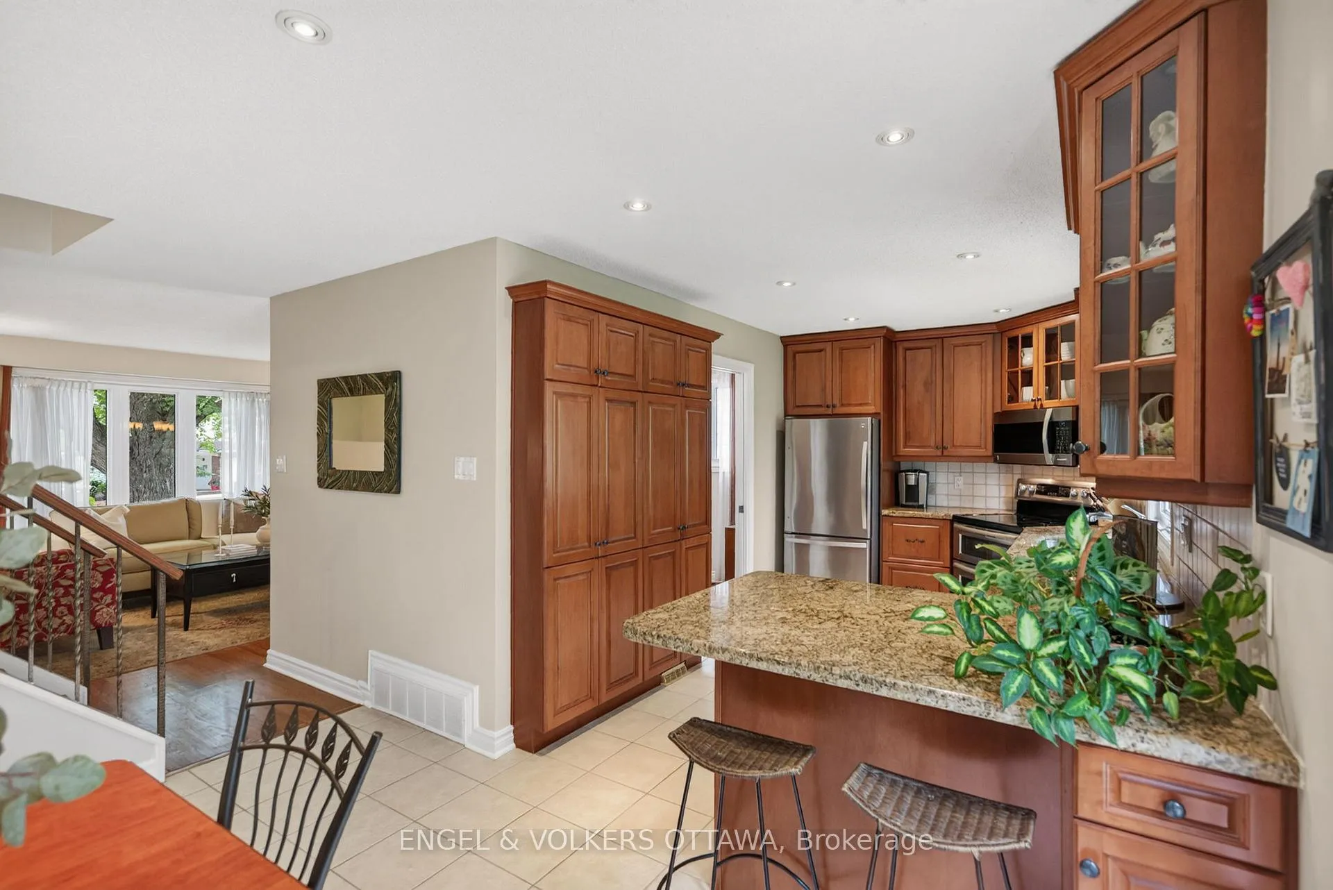 Photo 16 of 19 Woodhill Crescent, Ottawa, Blackburn Hamlet — HOMEH