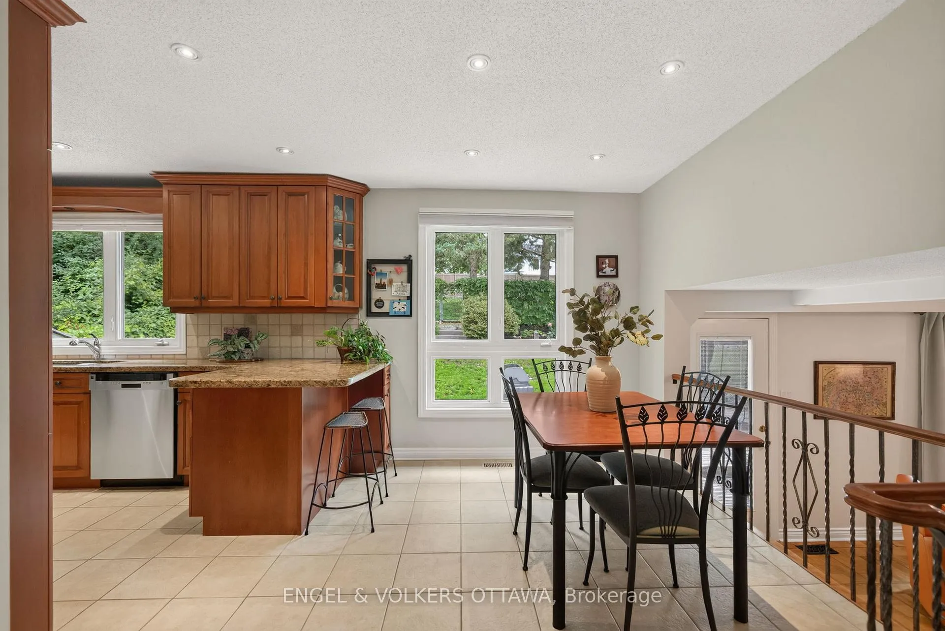 Photo 22 of 19 Woodhill Crescent, Ottawa, Blackburn Hamlet — HOMEH