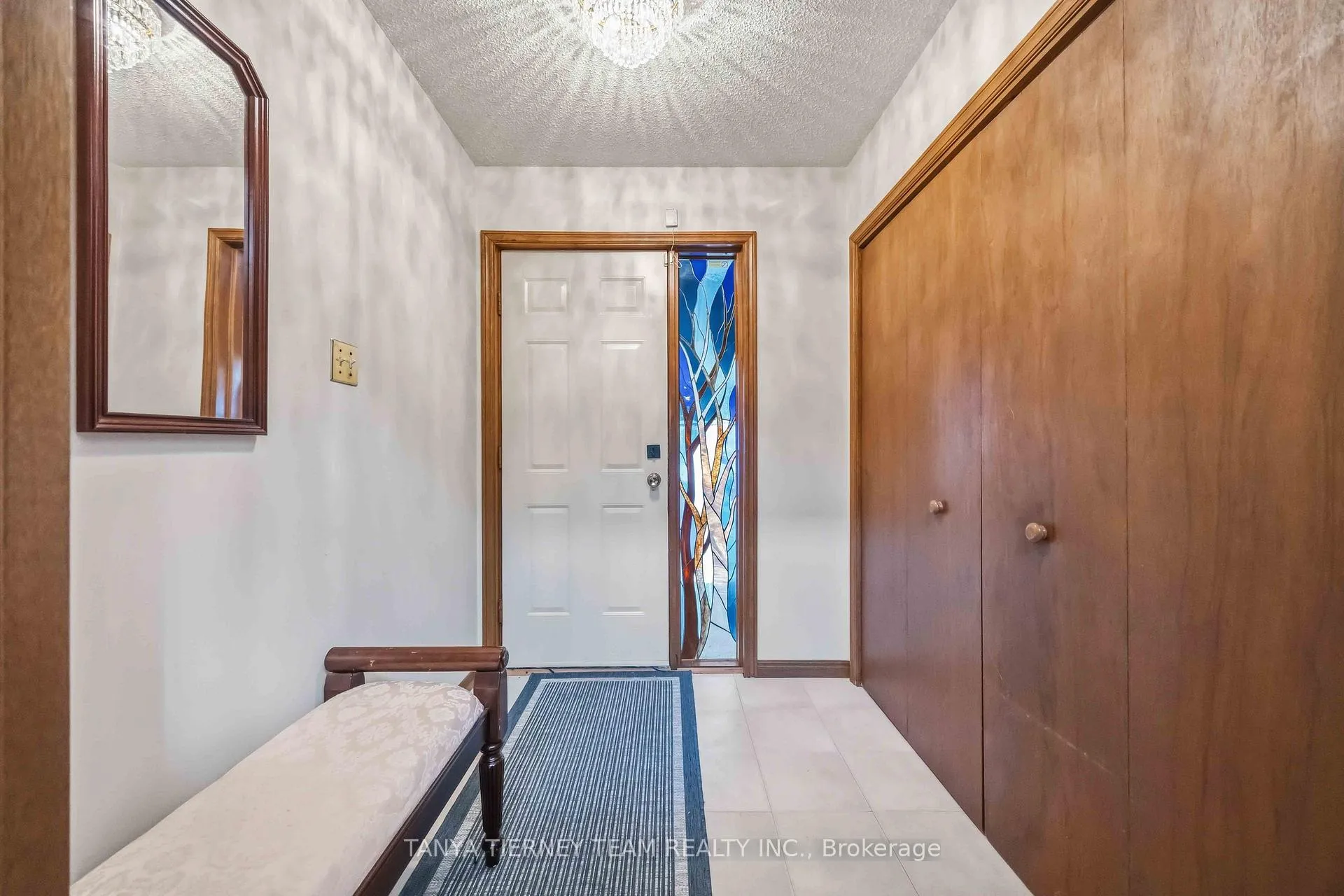 Photo 3 of 575 Park Crescent, Pickering, West Shore — HOMEH