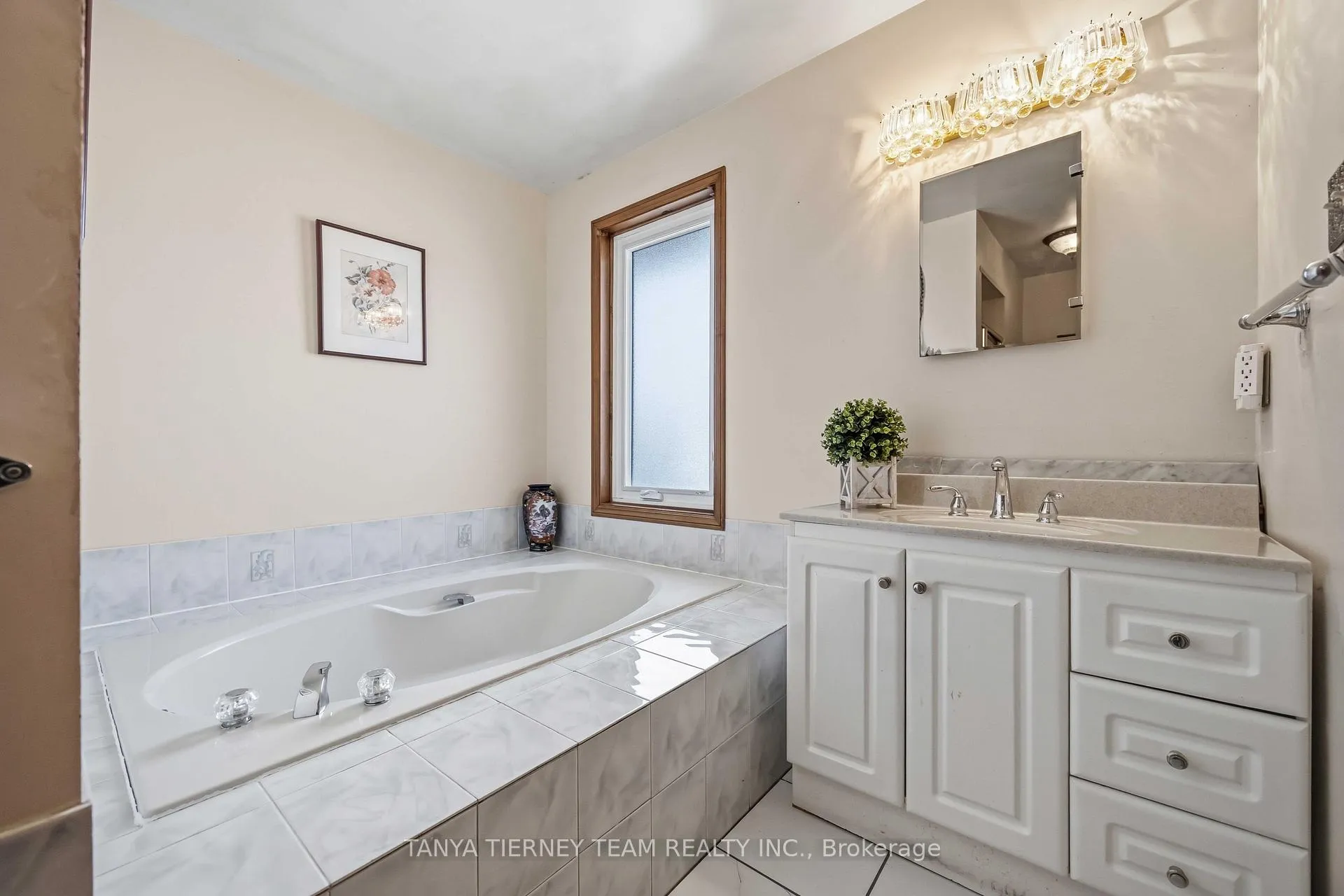Photo 31 of 575 Park Crescent, Pickering, West Shore — HOMEH