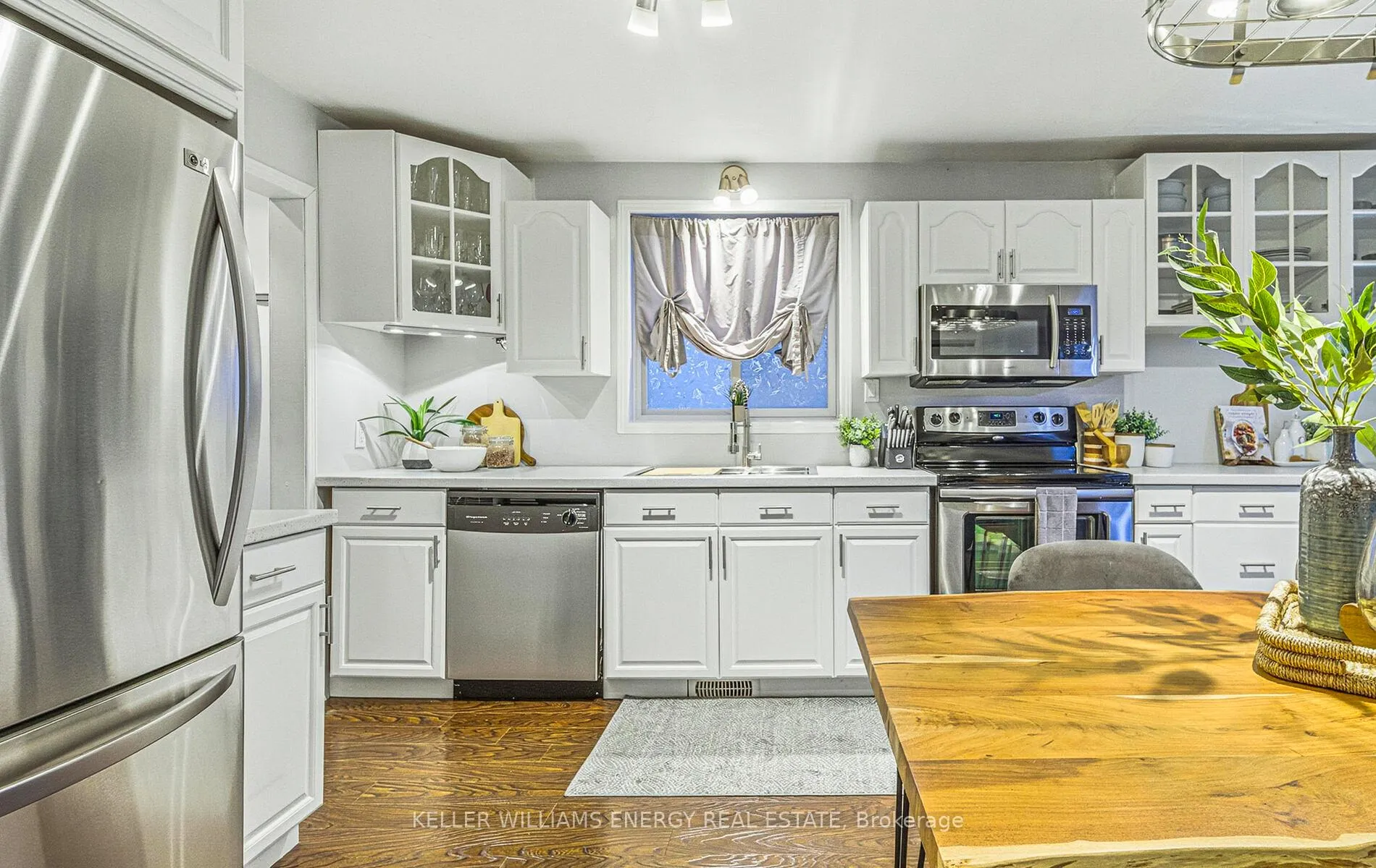 Photo 14 of 113 Kaiser Crescent, Oshawa, O'Neill — HOMEH