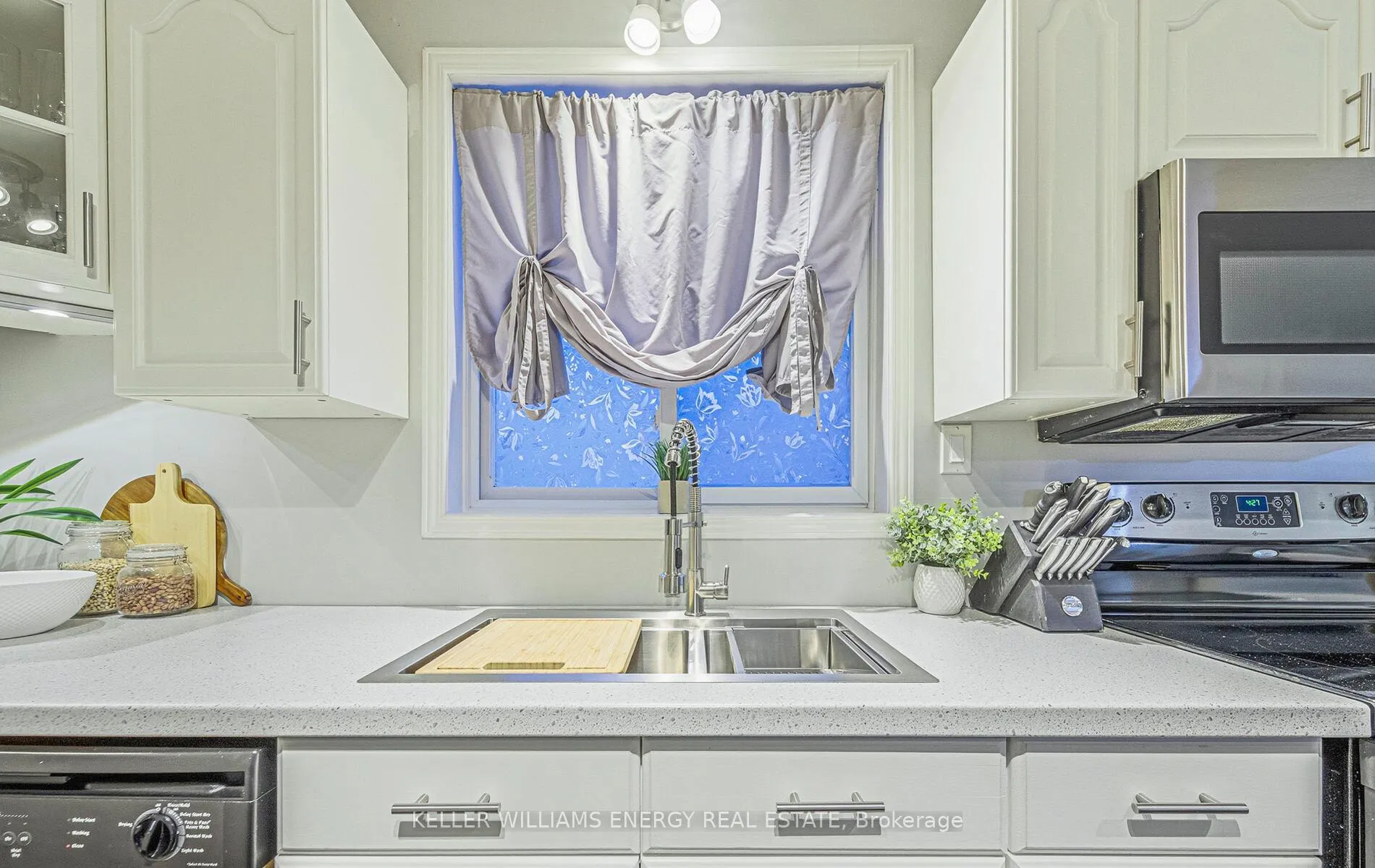 Photo 16 of 113 Kaiser Crescent, Oshawa, O'Neill — HOMEH