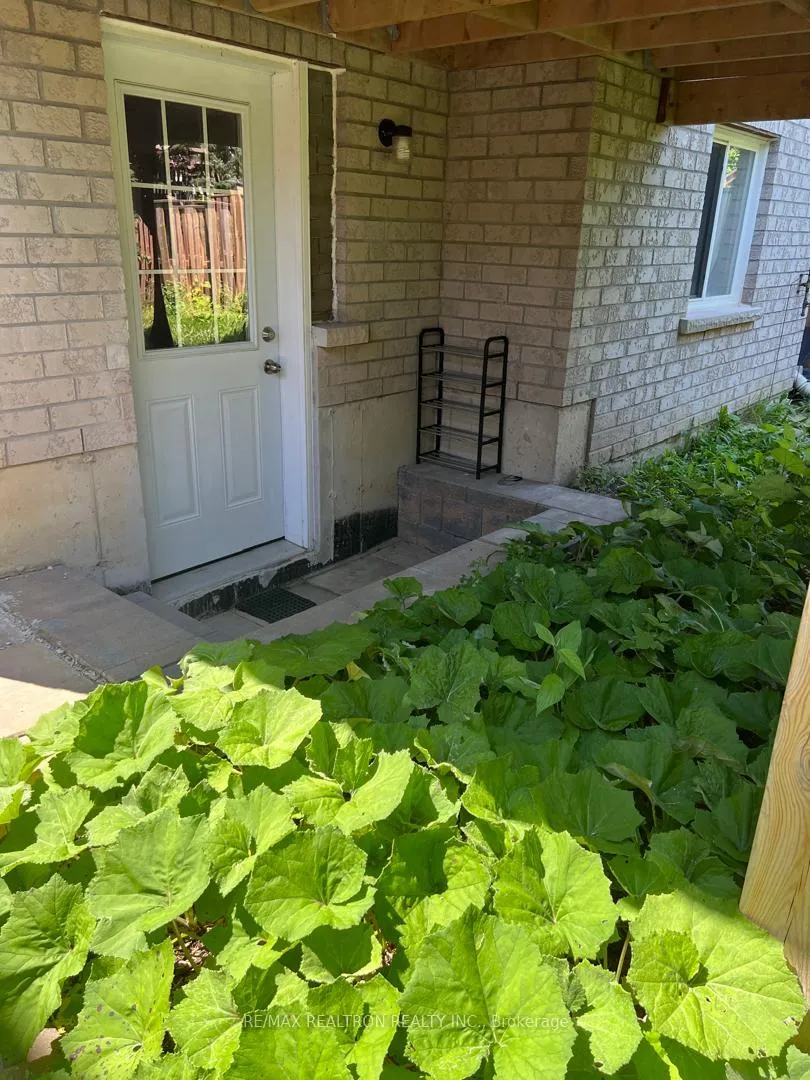 Photo 2 of 334 Ritas Avenue, Newmarket, Summerhill Estates — HOMEH