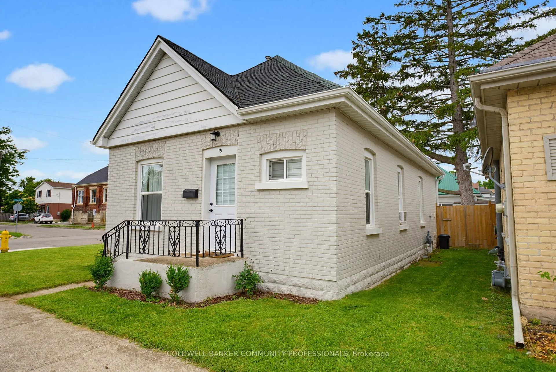 Photo 2 of 15 Gordon Street, Brantford — HOMEH