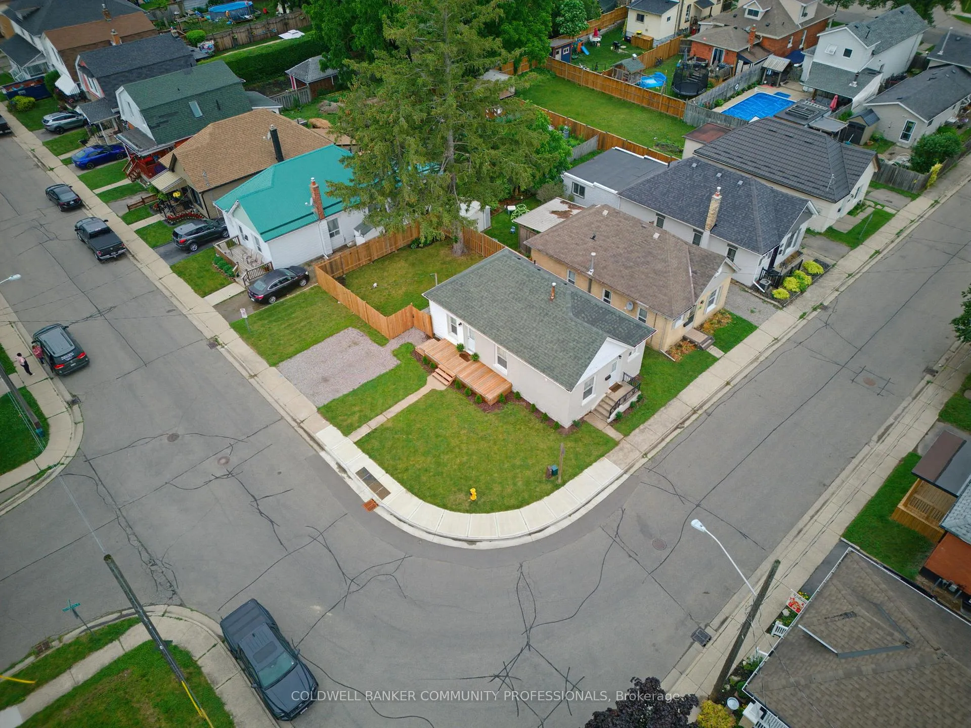 Photo 5 of 15 Gordon Street, Brantford — HOMEH