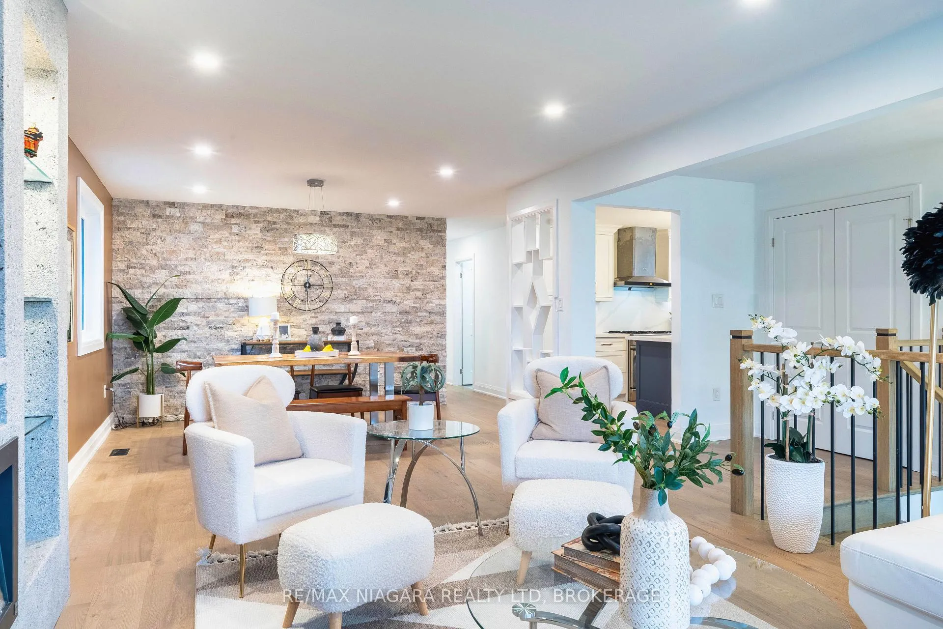 Photo 8 of 33 West Farmington Drive, St. Catharines, Grapeview — HOMEH