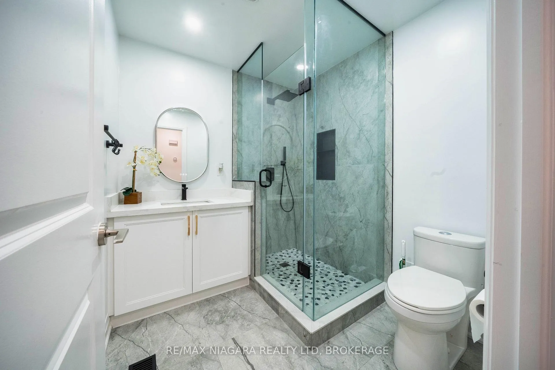 Photo 19 of 33 West Farmington Drive, St. Catharines, Grapeview — HOMEH