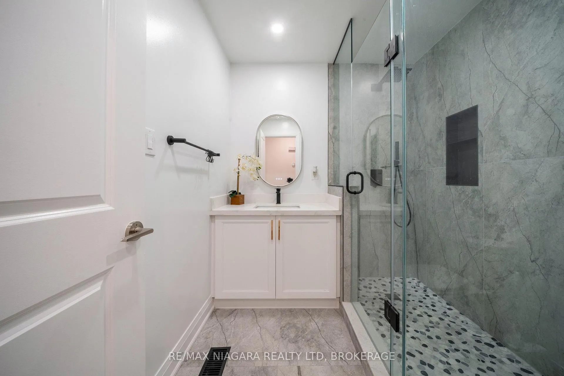 Photo 20 of 33 West Farmington Drive, St. Catharines, Grapeview — HOMEH