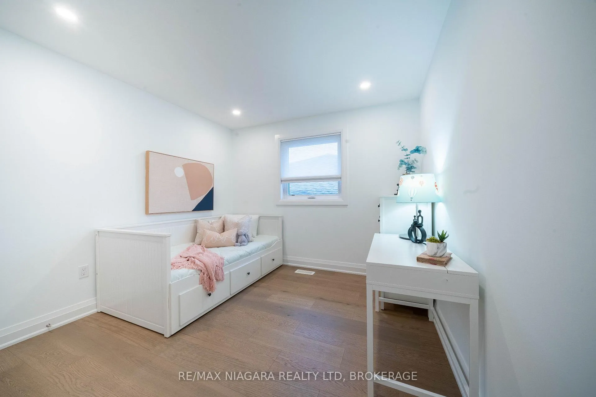 Photo 22 of 33 West Farmington Drive, St. Catharines, Grapeview — HOMEH