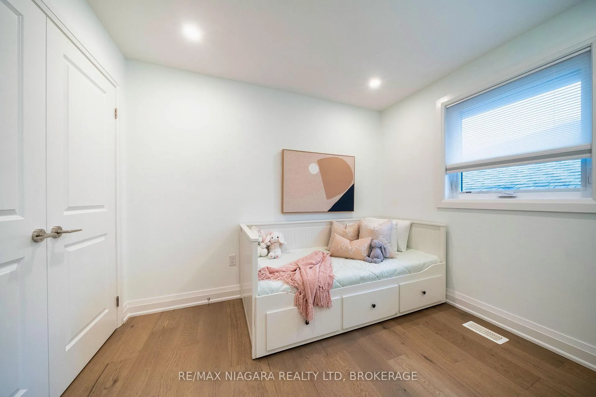 Photo 23 of 33 West Farmington Drive, St. Catharines, Grapeview — HOMEH