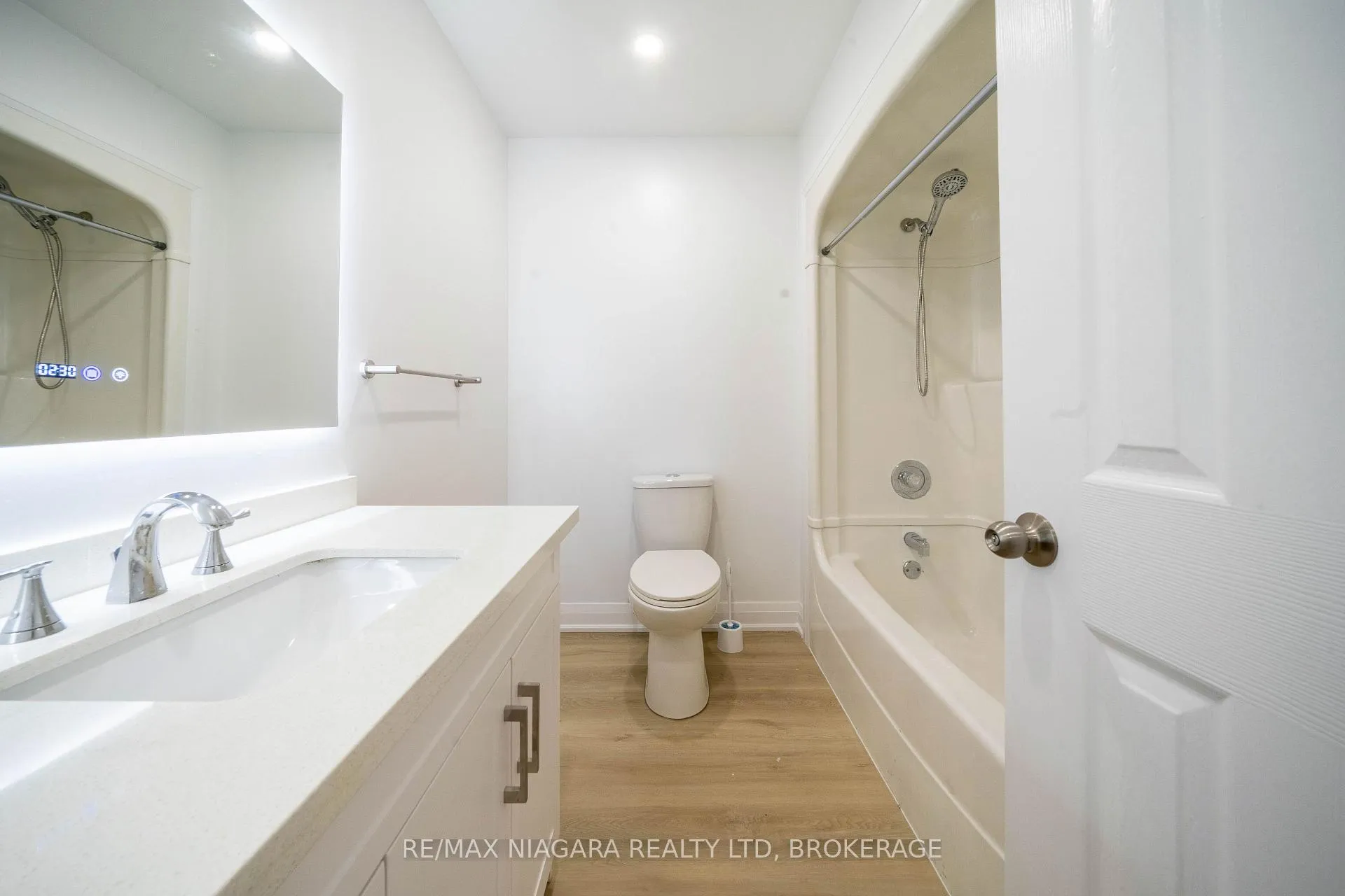 Photo 29 of 33 West Farmington Drive, St. Catharines, Grapeview — HOMEH